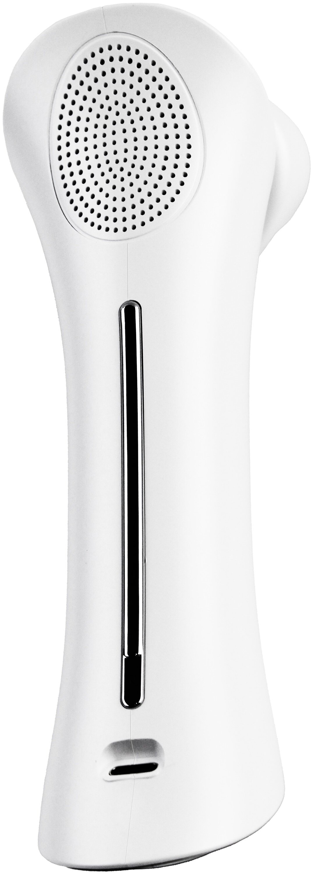 Białe urządzenie z głośnikiem, czarnym paskiem i małym otworem. Jest na białym tle.