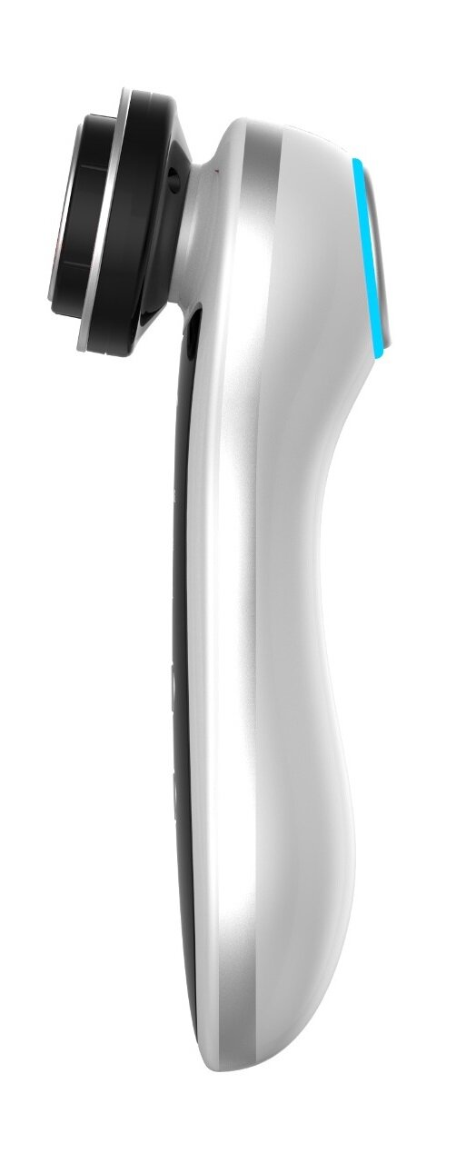 Biało-srebrne urządzenie kosmetyczne. Ma zakrzywiony uchwyt i czarną górę z okrągłym elementem.