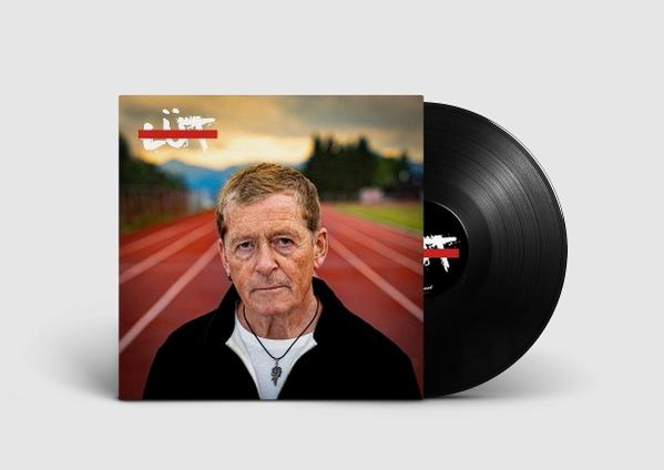 Ein Mann steht auf einer Laufbahn vor einem Albumcover und einer Schallplatte.