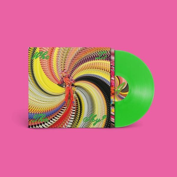 Grüne Vinyl-Schallplatte mit buntem Cover auf pinkfarbenem Hintergrund.