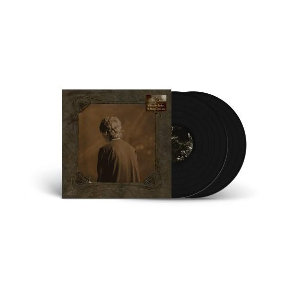 Albumcover zeigt eine Person von hinten, mit zwei schwarzen Schallplatten.