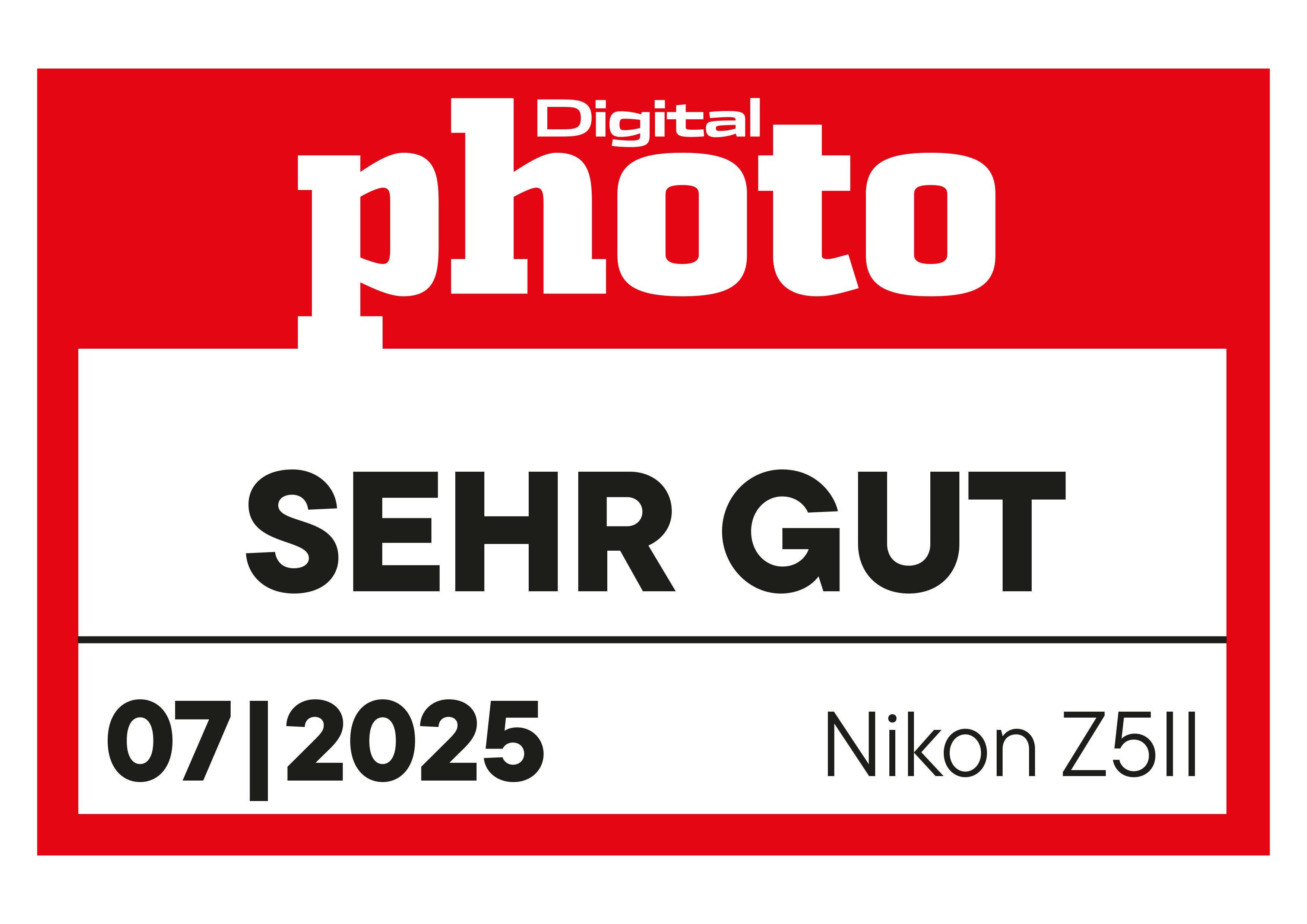 Logo rouge et blanc 'Digital photo'. Le texte dit 'SEHR GUT' et '07|2025'. Nikon Z5II en dessous.