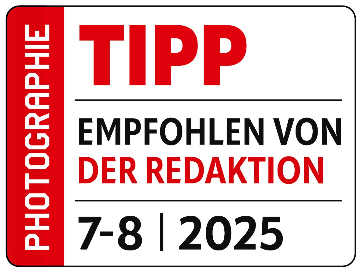 Autocollant de recommandation de photographie avec texte rouge et date.