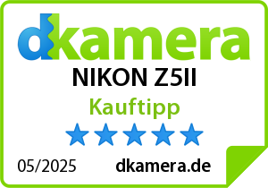 Autocollant Nikon Z5II Kaufipp avec fond vert et blanc avec 5 étoiles.