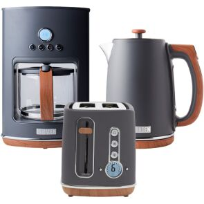Zestaw ciemnoszarych urządzeń kuchennych: ekspres do kawy, czajnik i toster z drewnianymi akcentami.