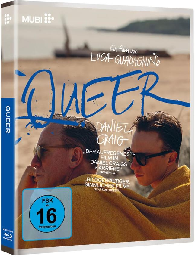 DVD-Hülle mit zwei Männern am Strand. Das Wort „Queer“ steht in großer blauer Schrift.