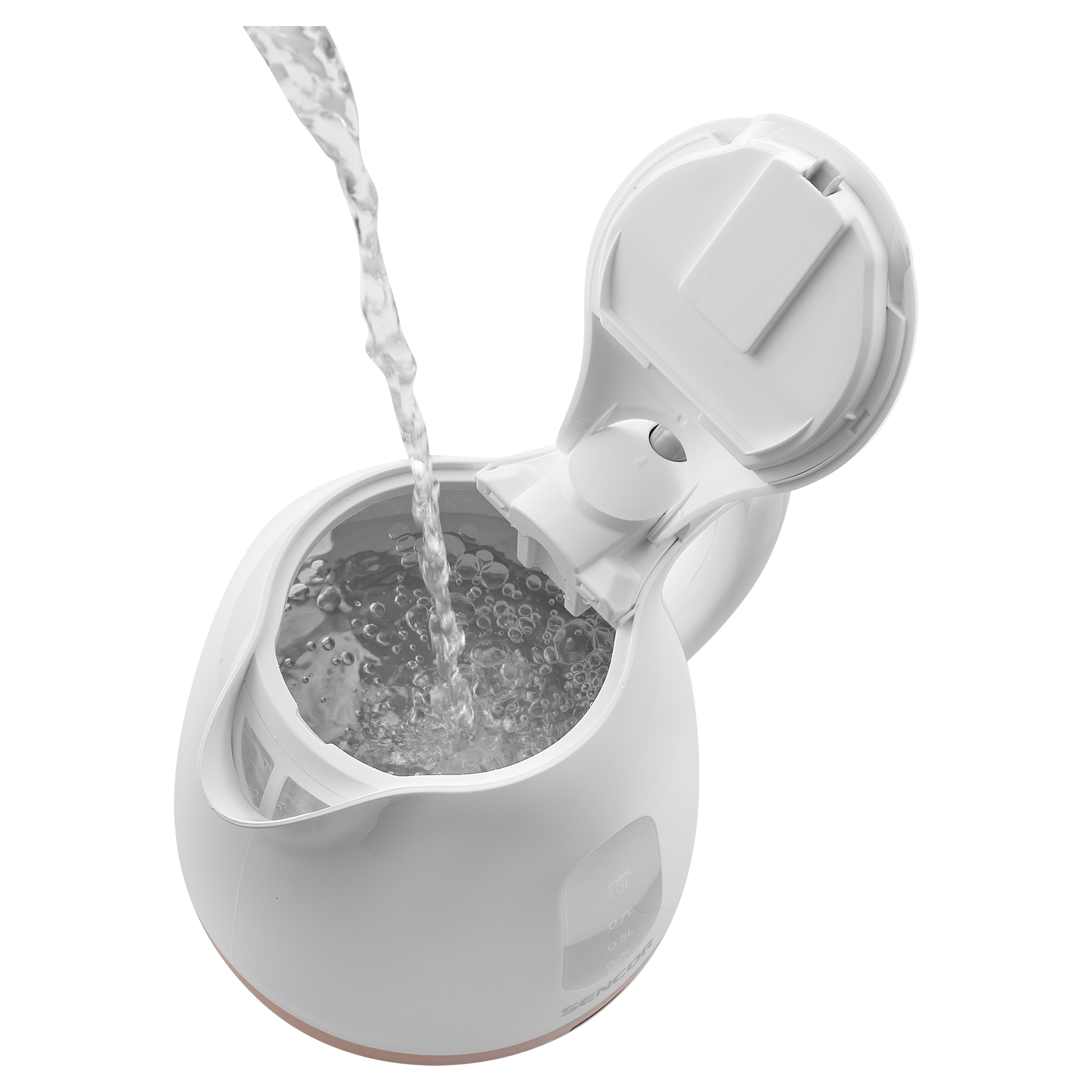 Woda jest wlewana do białego i beżowego czajnika elektrycznego. Tworzą się bąbelki.