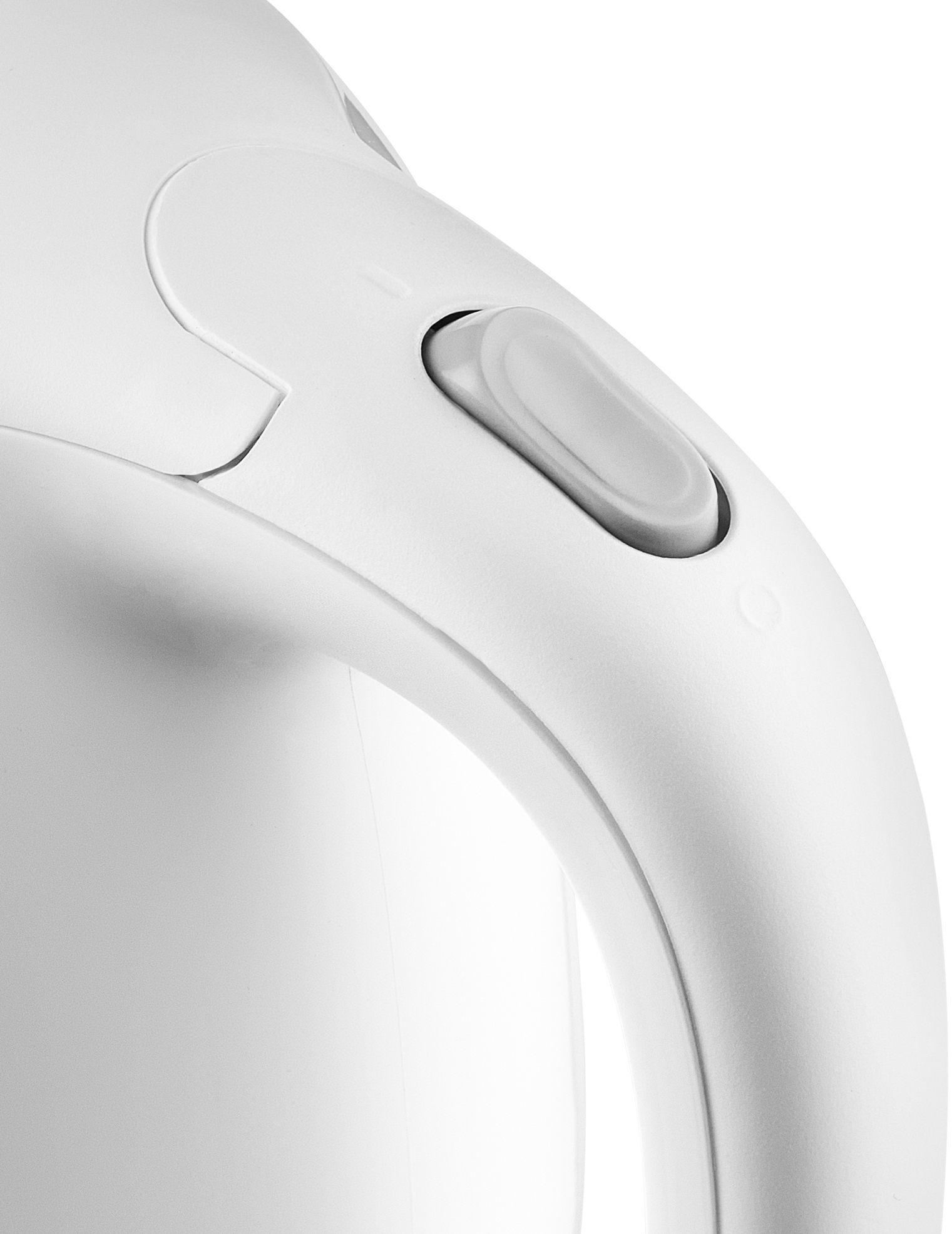 Zbliżenie na uchwyt i przycisk białego czajnika elektrycznego.