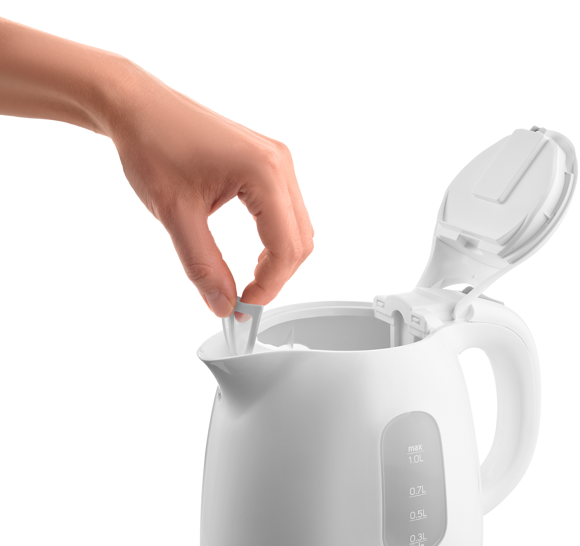 Ręka wyjmuje coś z otwartego białego i beżowego czajnika elektrycznego.