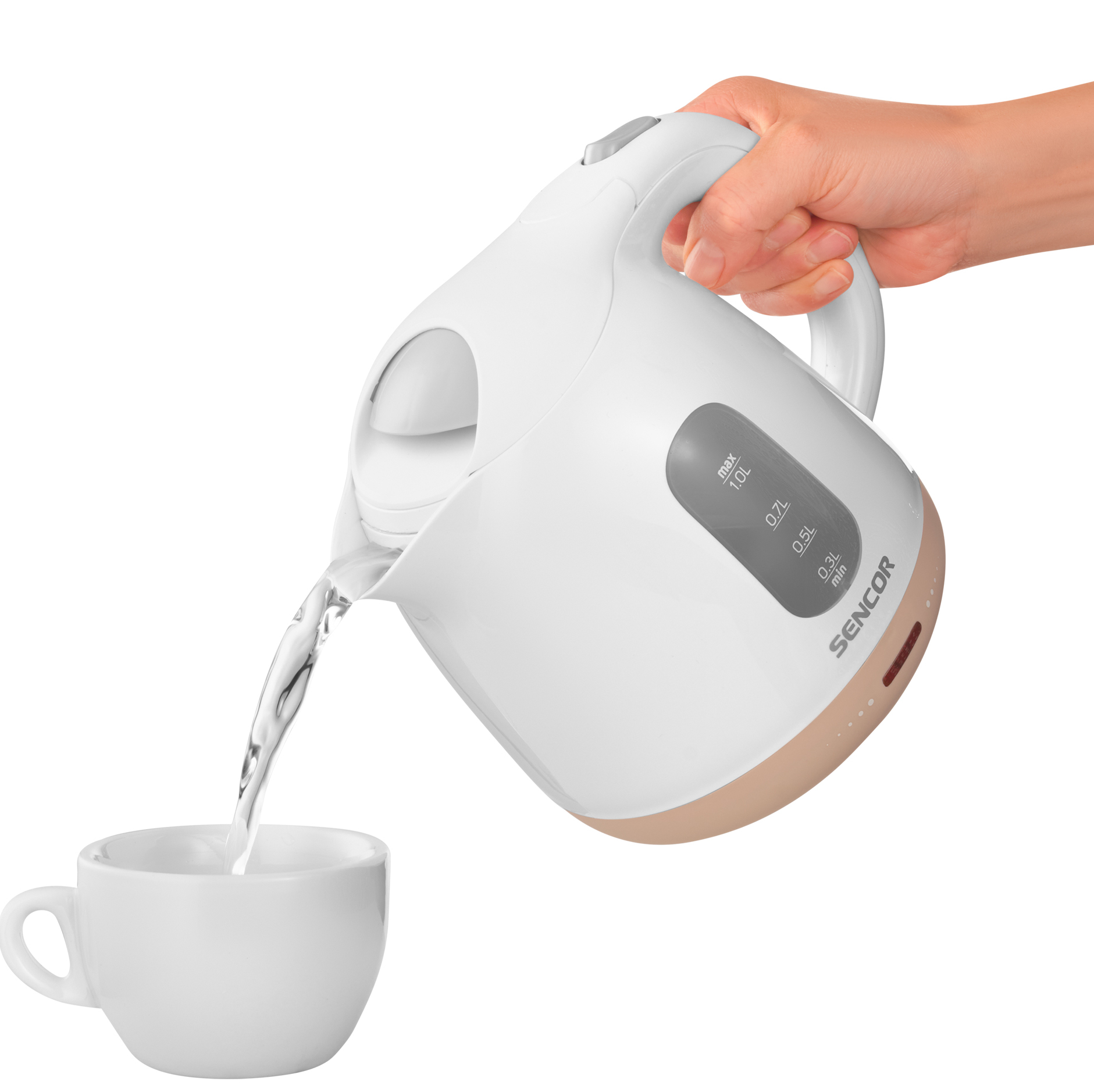 Ręka nalewa wodę z białego i beżowego czajnika elektrycznego do białego kubka.