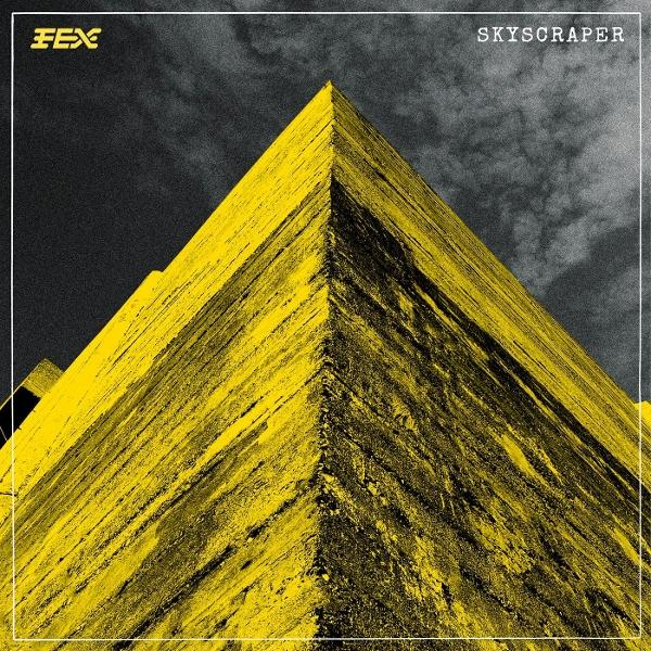 Ecke eines gelben Wolkenkratzers vor dunklem Himmel. Text 'Skyscraper' und Logo 'FEX'.