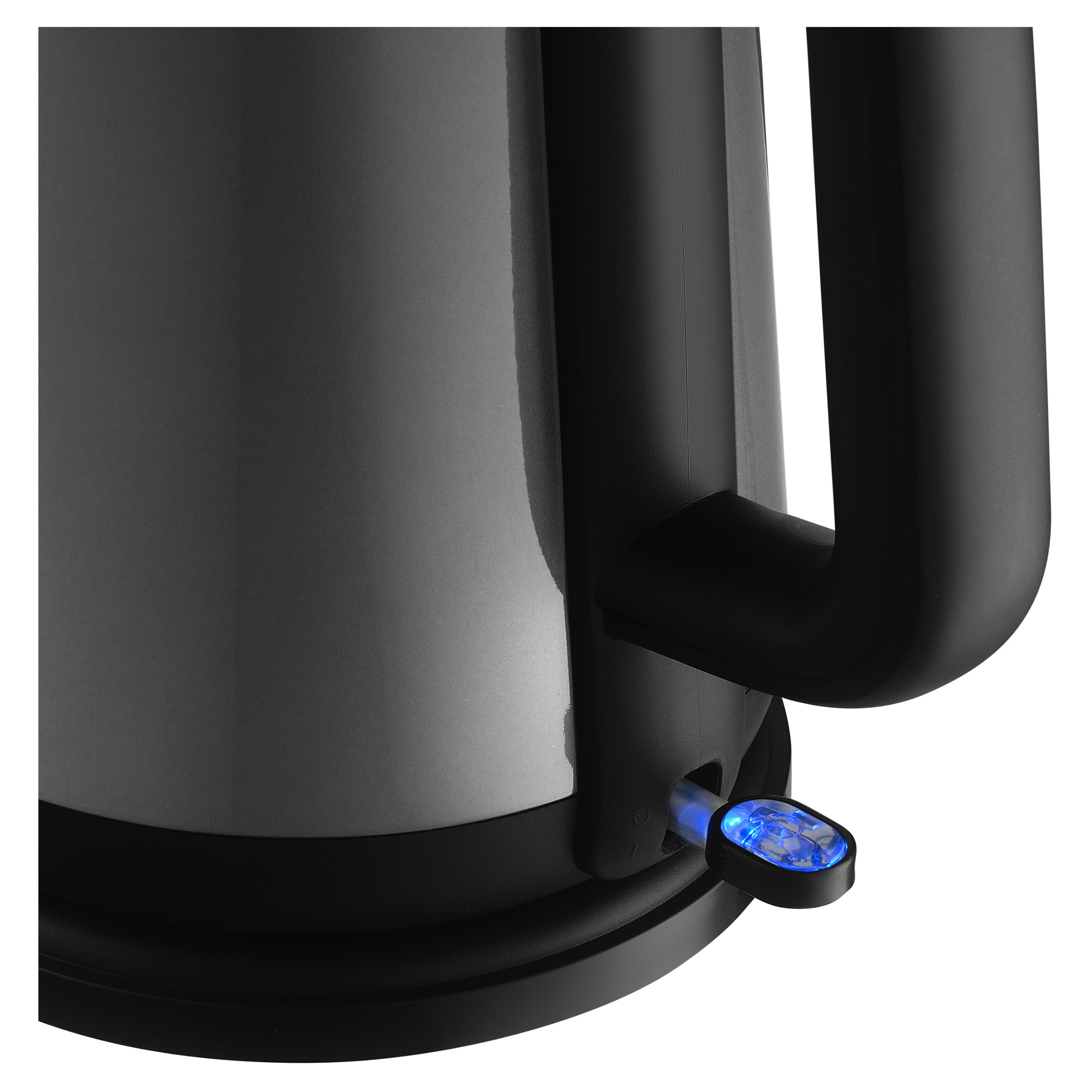 Zbliżenie szarego czajnika elektrycznego, z niebieskim światłem wskazującym na użycie.