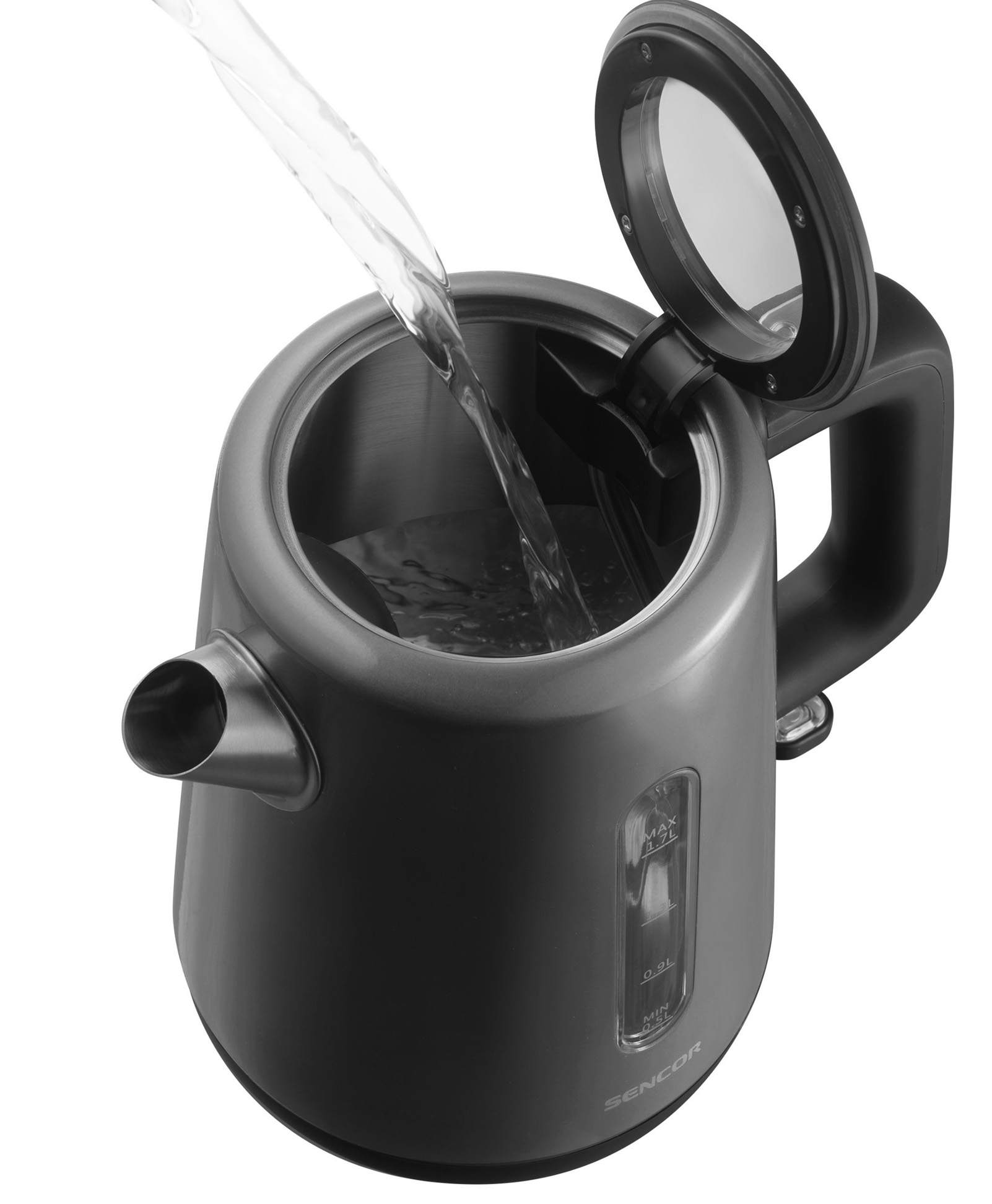 Woda wlewana do czajnika elektrycznego. Pokrywa jest otwarta, białe tło.