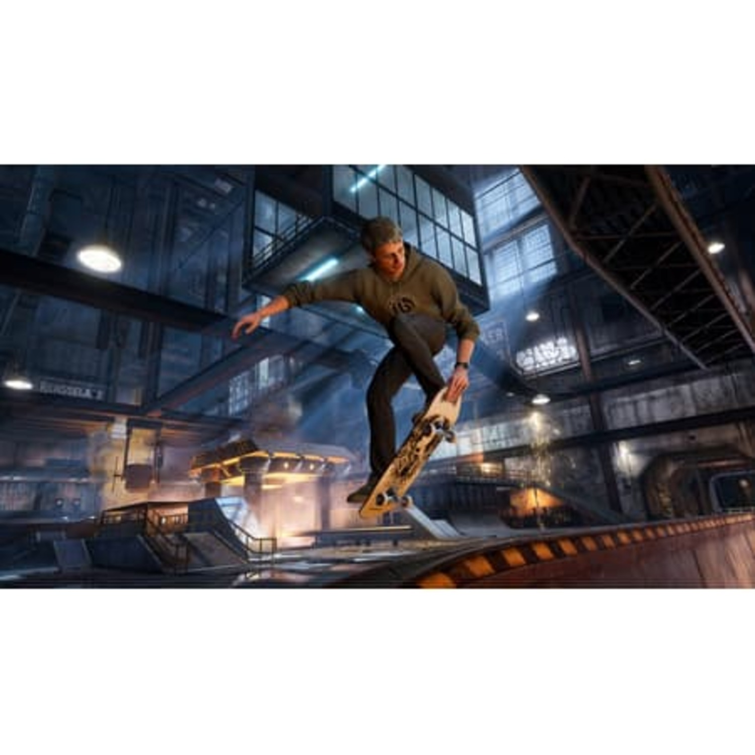 Skateboarder die een truc uitvoert in een indoor skatepark, springend over een helling.