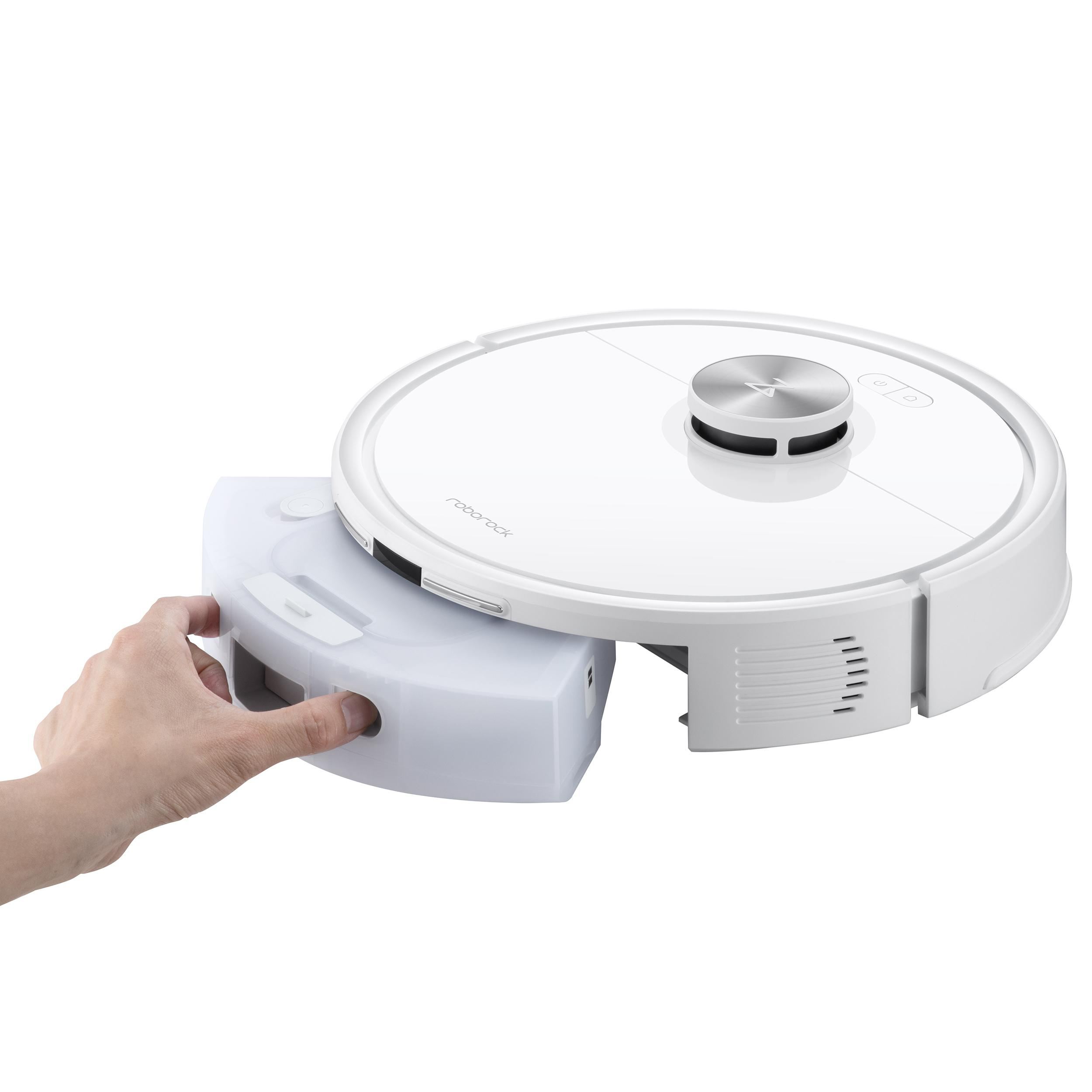 Hand, die einen weißen Wassertank in einen weißen Roboter-Staubsauger schiebt.