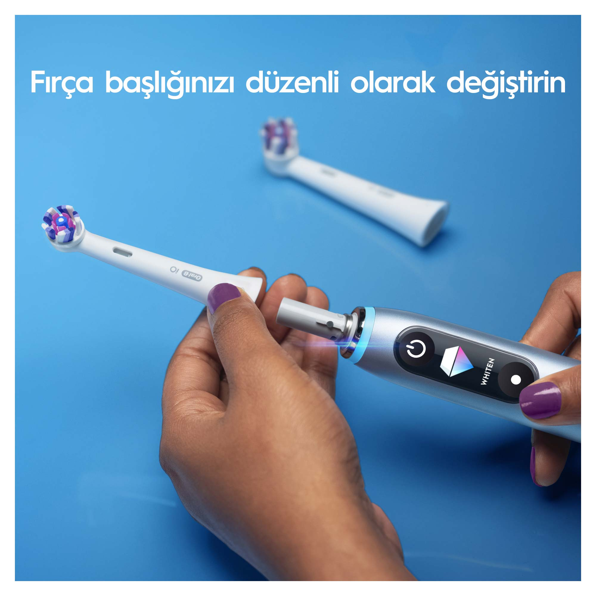 Kişi, diş fırçası başlığını sapına takıyor.
