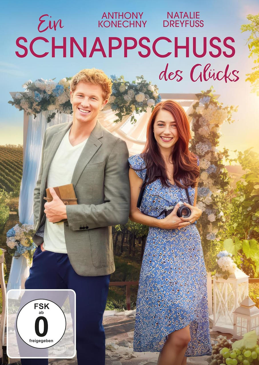 Filmcover: Paar vor einem Torbogen. Titel: 'Ein Schnappschuss des Glücks'.