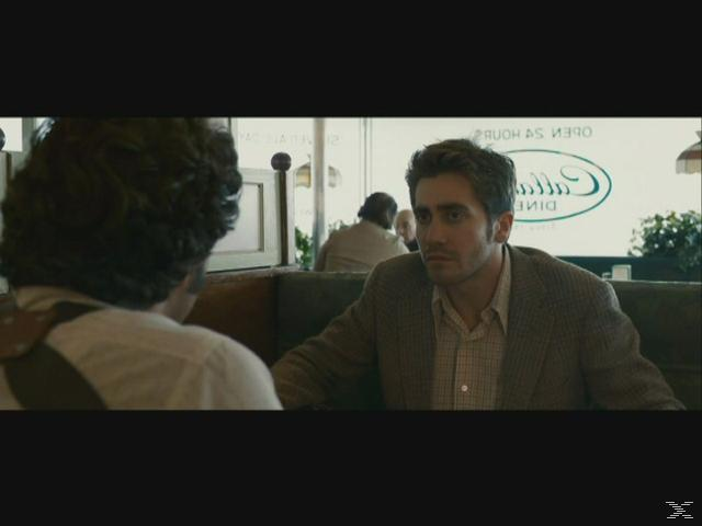 Zwei Männer in einer Diner-Kabine. Einer mit lockigem Haar; der andere, Jake Gyllenhaal, wirkt besorgt.