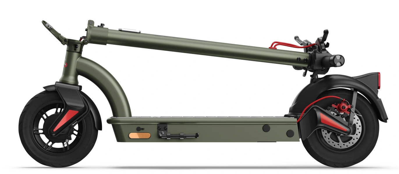 Zielona hulajnoga elektryczna. Ma czarne koła i czerwone przewody hamulcowe. Tło jest białe.