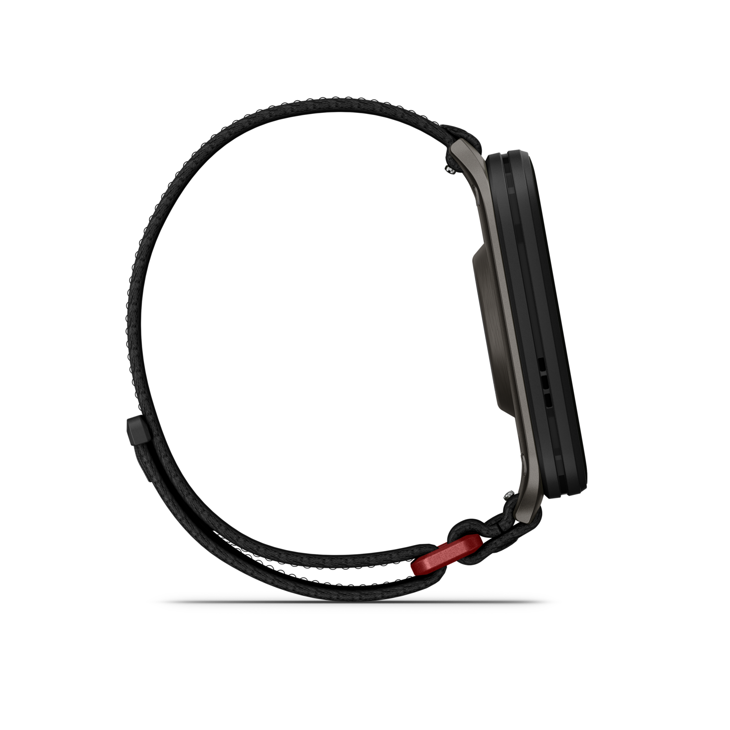 Zwarte smartwatch met een zwarte band, rode connector en grijze accenten, zijaanzicht, op een zwarte achtergrond.