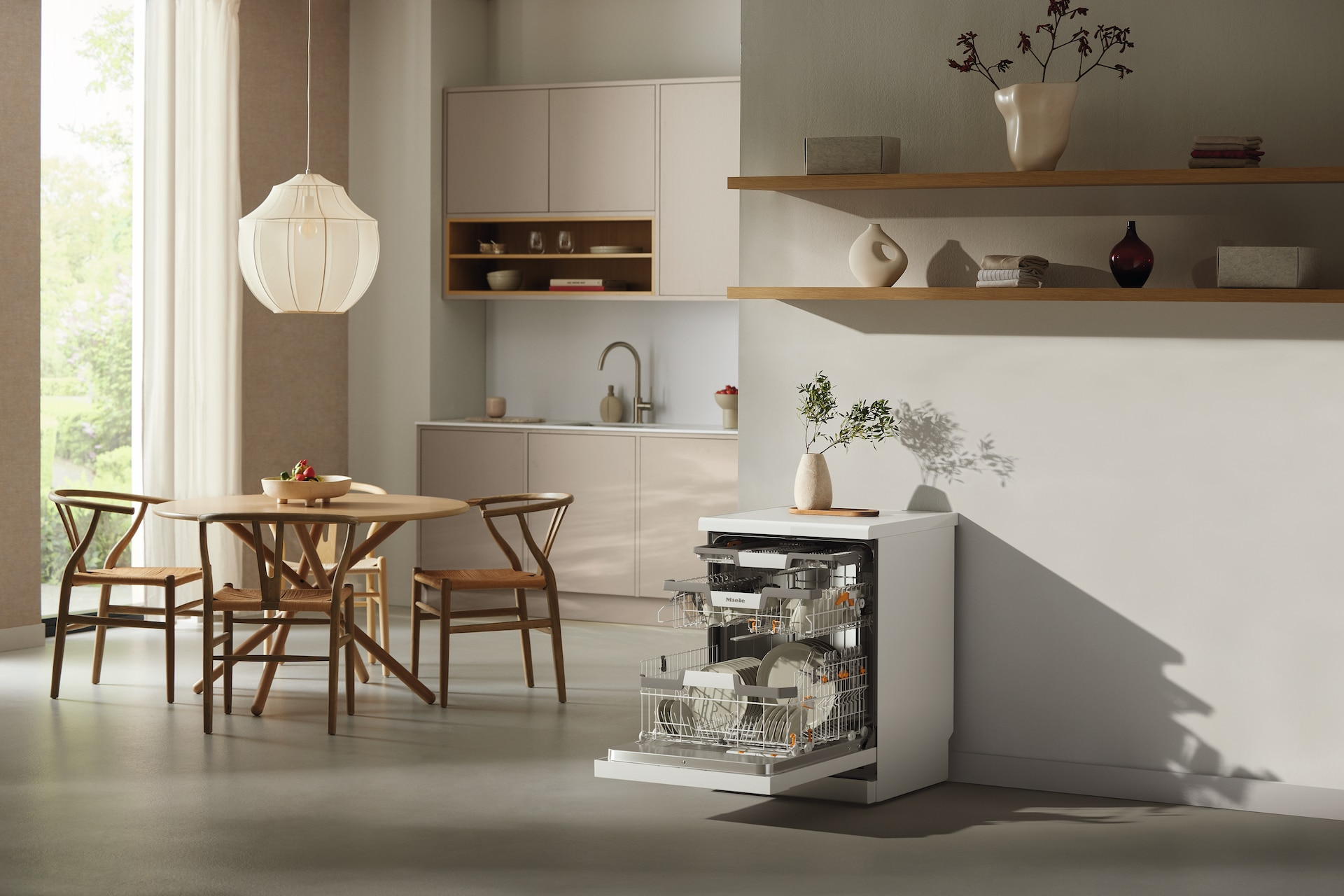 Konyha belső tér asztallal és székekkel, nyitott mosogatógéppel, polcokkal, vázákkal. Természetes fény, semleges színek, modern design.