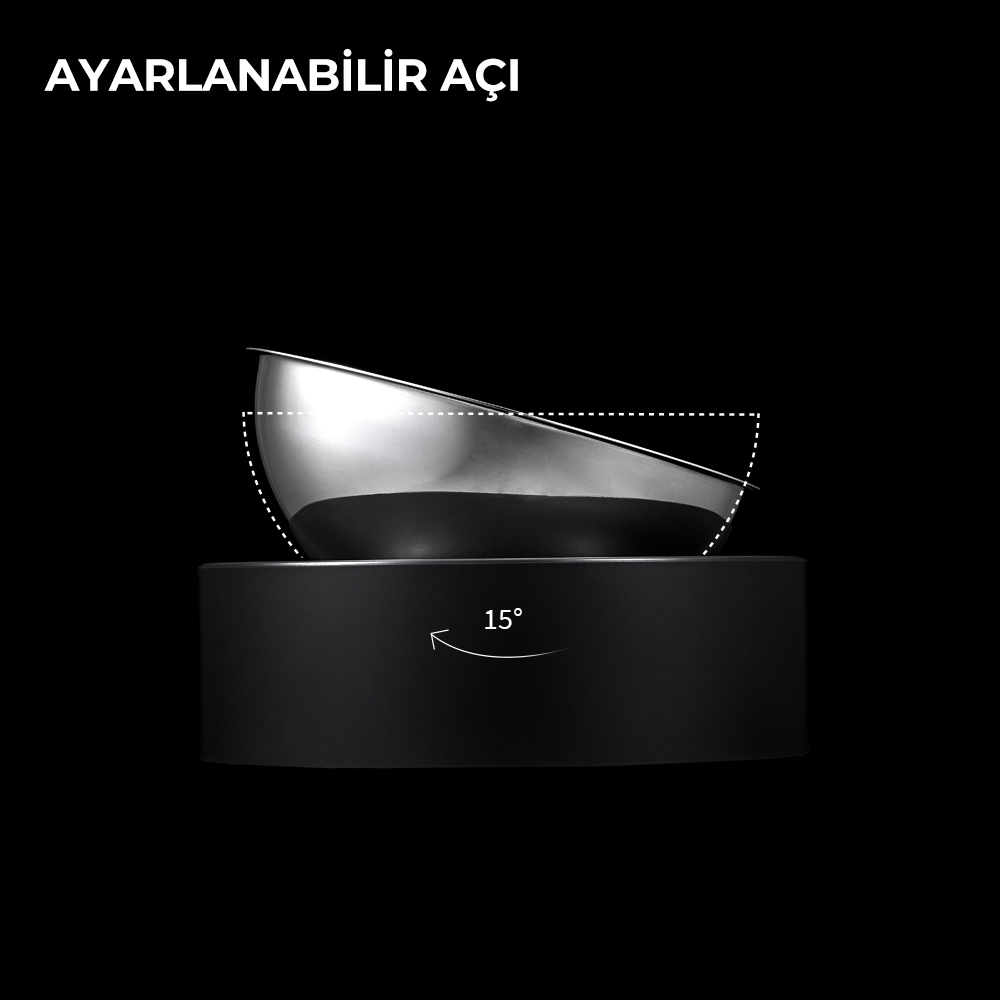 Siyah bir taban üzerinde eğik, gümüş bir mama kabı. Açı ayarlanabilir, 15 derecelik bir ok ile belirtilir. Arka plan siyah.