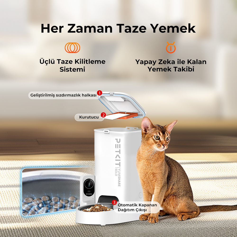 Bir kedi, kamera ve mama kabı olan beyaz bir mama kabının yanında oturuyor. Türkçe metin özellikleri açıklıyor.