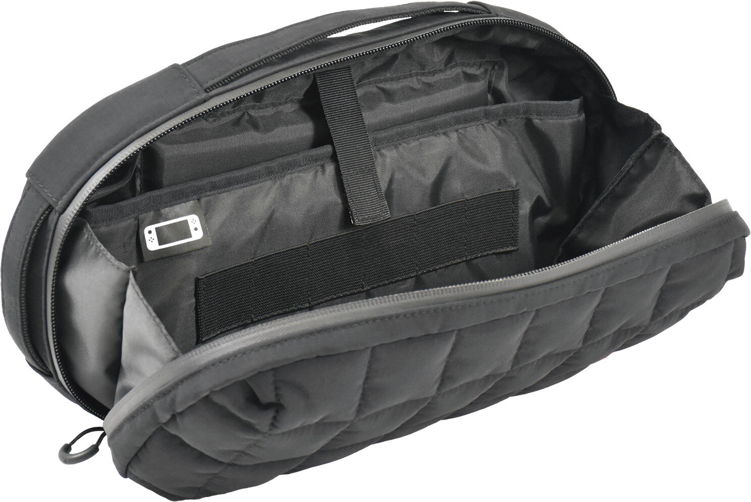 Otwarta czarna torba z wieloma przegródkami. Wewnątrz widoczne jest małe urządzenie. Torba jest pikowana.