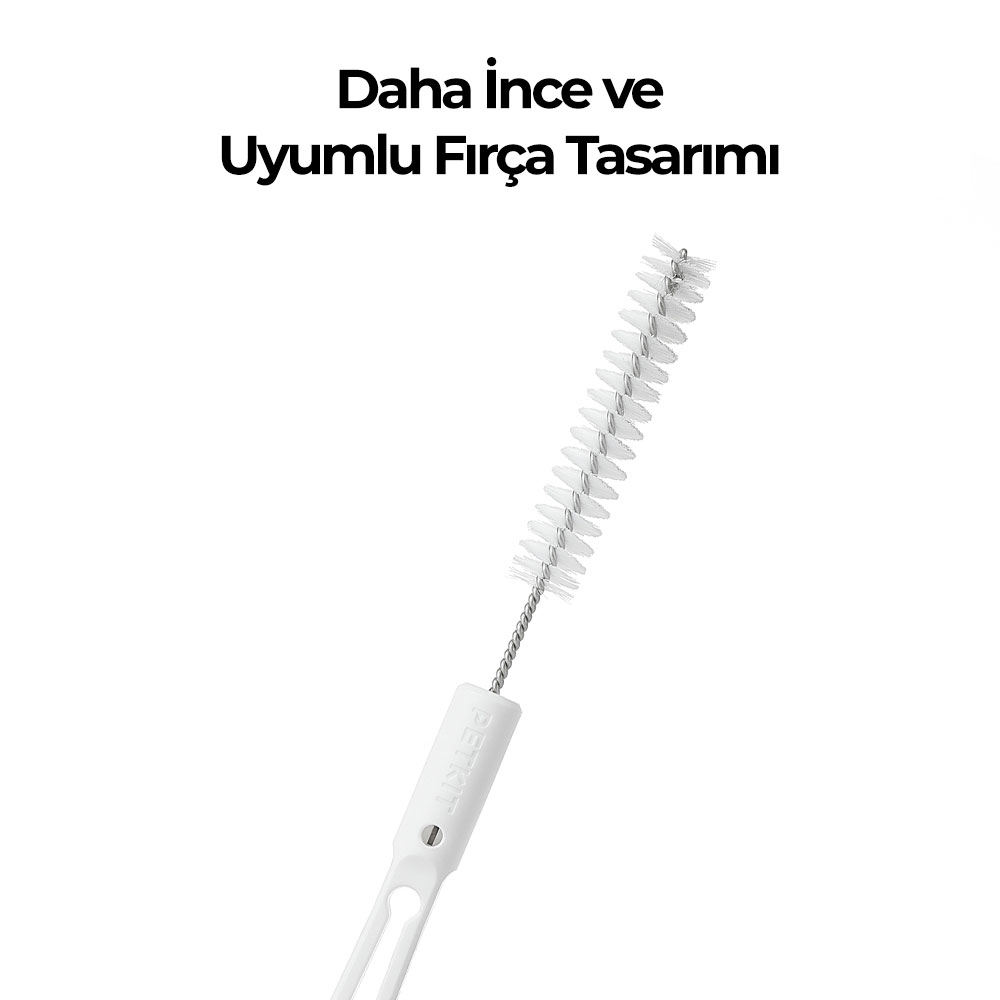Beyaz bir PETKIT fırçası. Uzun bir sapı ve sağ üst köşeye doğru açılı, kıllı bir başlığı var.