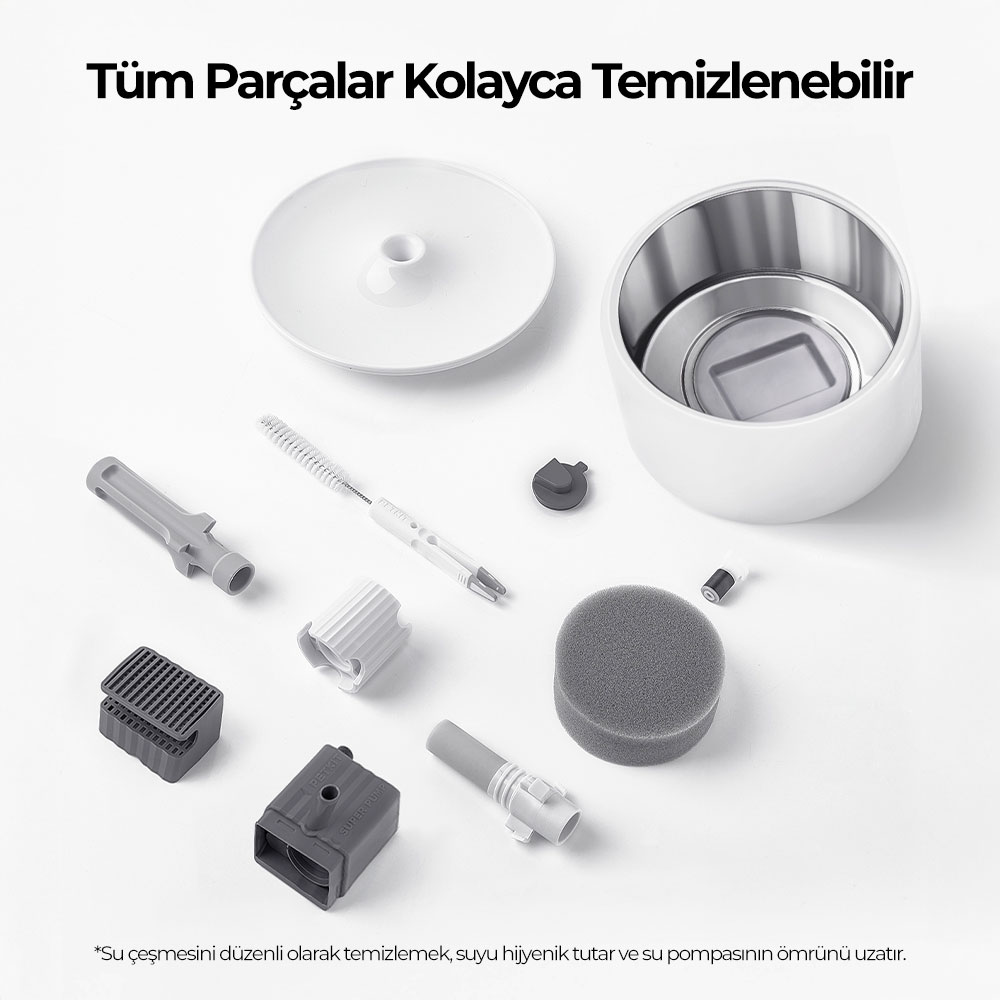 Beyaz ve gümüş evcil hayvan çeşmesi parçaları, bir kap, kapak ve temizleme aletleri dahil, beyaz bir yüzeyde gösteriliyor.
