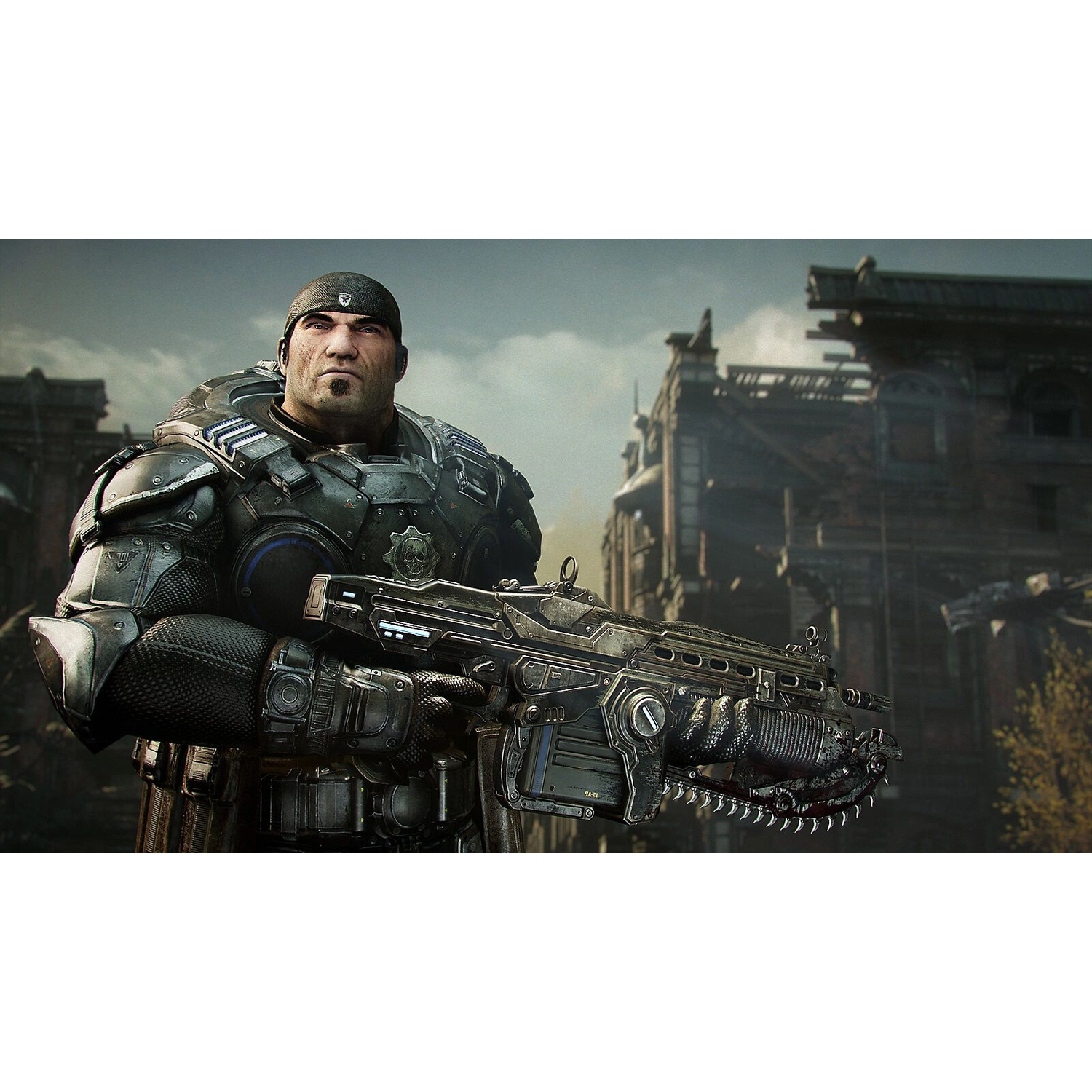 Homme en armure tenant une grosse arme. Bâtiments en arrière-plan. L'homme regarde la caméra.