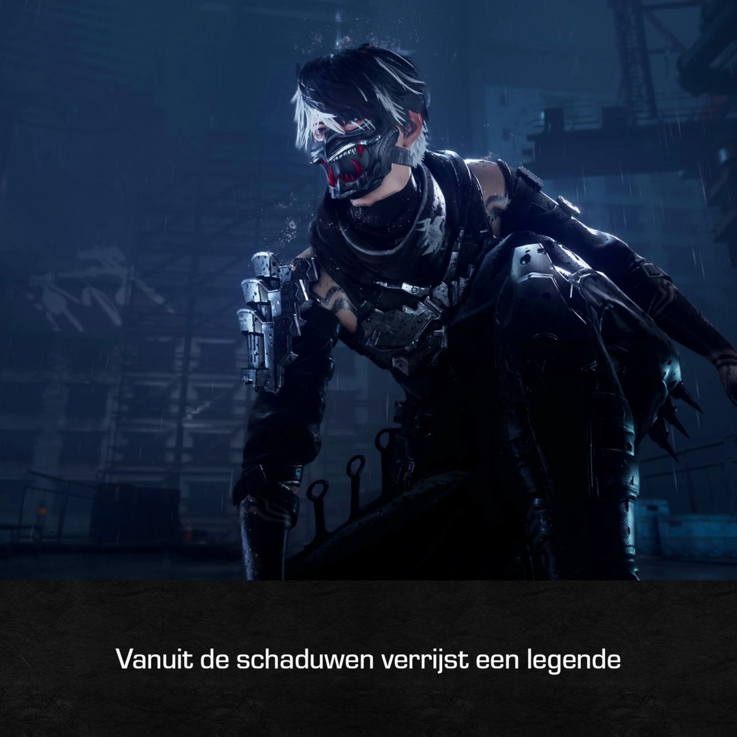 Een persoon in zwart pantser en een masker in een donkere, regenachtige omgeving.