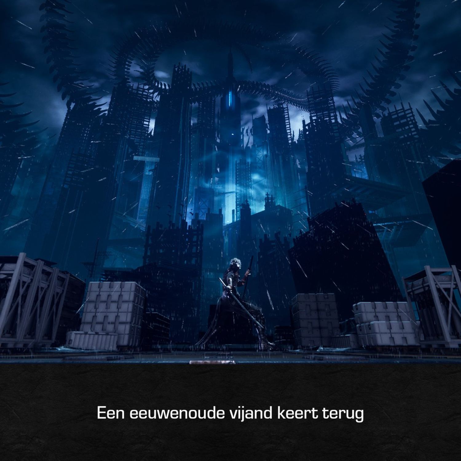 Een donkere, futuristische stad met een silhouet. Metalen structuren en een bewolkte hemel domineren. Tekst: Een oude vijand keert terug.