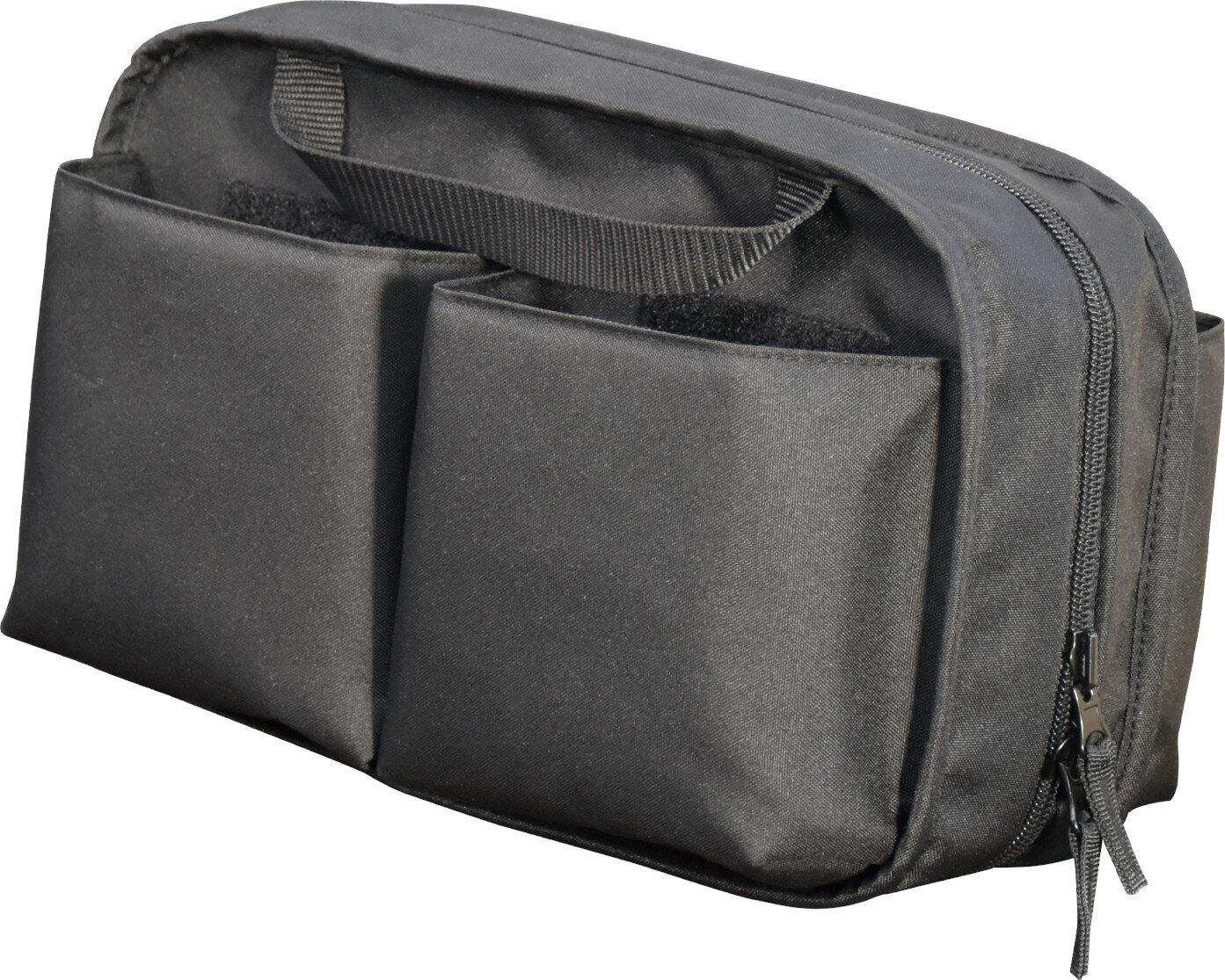 Czarna torba z dwiema przednimi kieszeniami, zamkiem błyskawicznym i uchwytem. Tło jest białe.