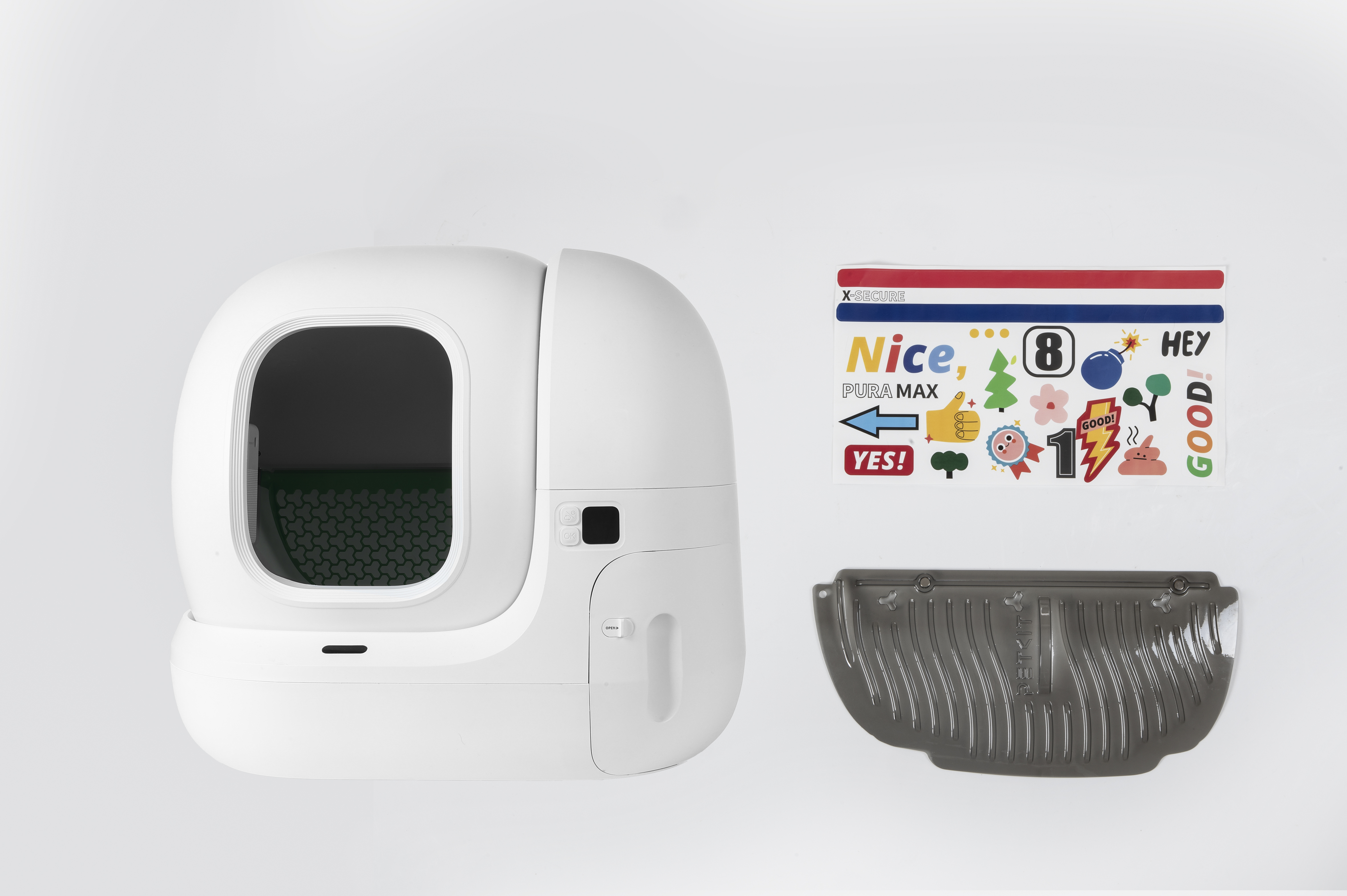 Beyaz kedi tuvaleti, beyaz zemin üzerinde bir etiket sayfası ve gri bir tepsi.
