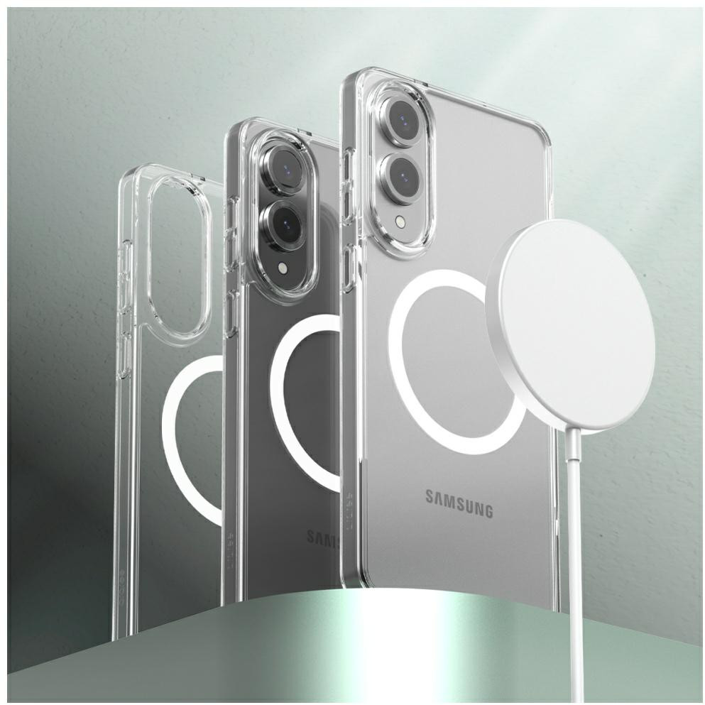 Trzy przezroczyste etui na telefon z białą ładowarką MagSafe. Szare tło z odbiciem światła.