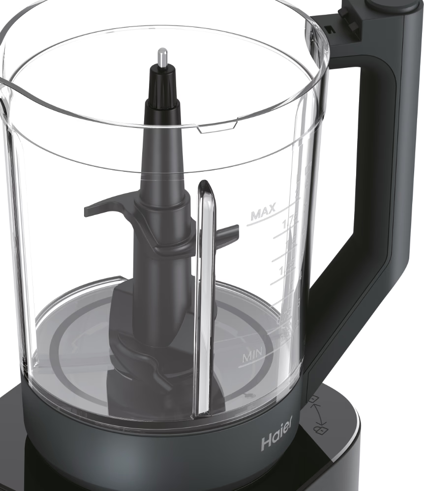 Un robot da cucina Haier mostra una ciotola di plastica trasparente con una lama e un manico neri. La base è nera.