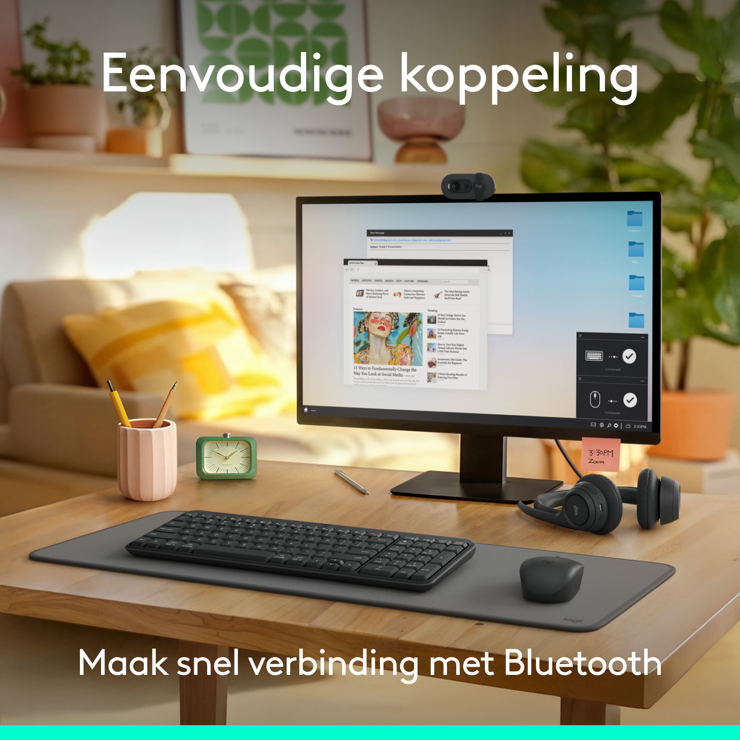 Bureau-opstelling met monitor, toetsenbord, muis en headset. Met klok, pennenhouder en tekst: 'Maak snel verbinding met Bluetooth'.