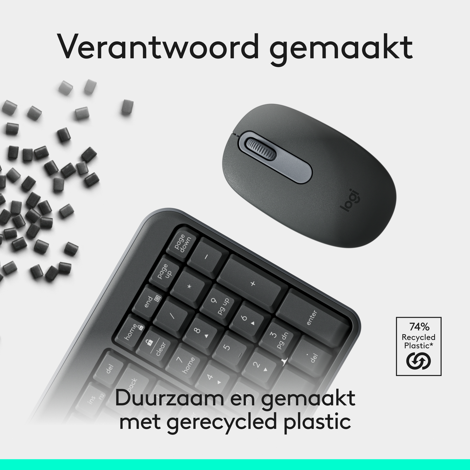 Donkergrijze Logitech toetsenbord en muis op witte ondergrond, tekst duidt gerecycled plastic aan.