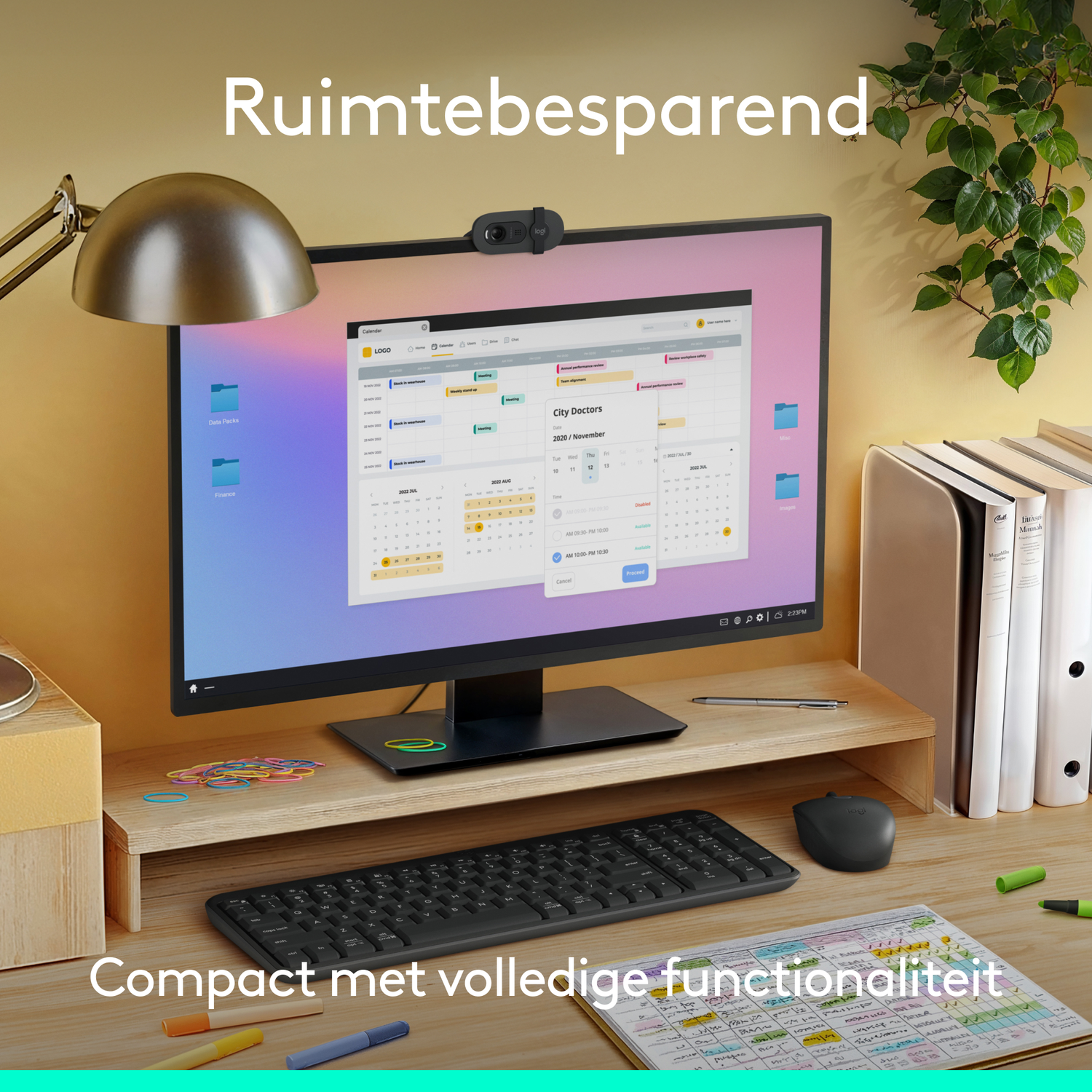 Een bureau-opstelling met monitor, toetsenbord, muis en documenten. Kleurrijke pennen en plaknotities zijn ook zichtbaar.