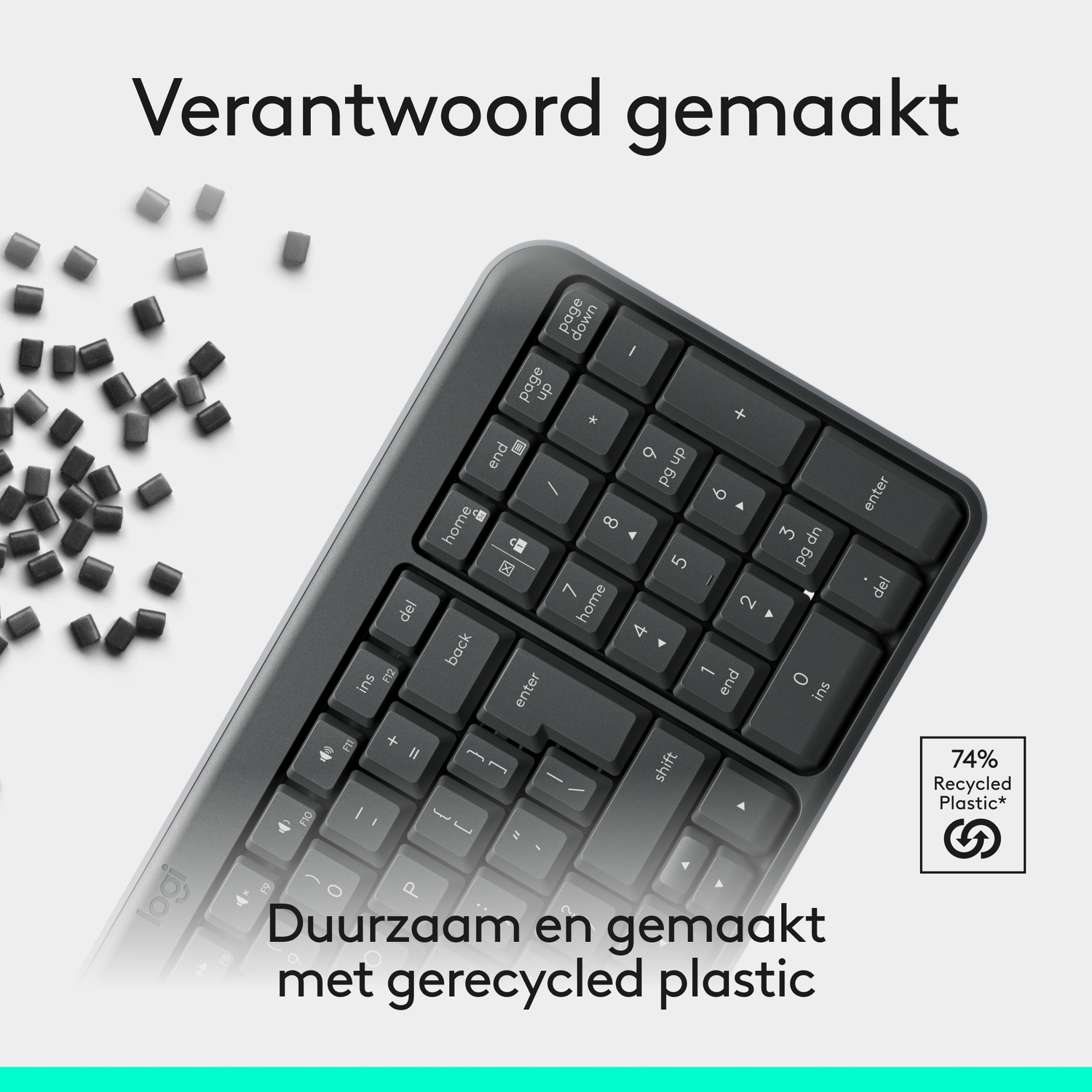 Grijs toetsenbord met toetsen. Tekst: 'Verantwoord gemaakt'. 74% gerecycled plastic. Donkere korrels verspreid. Tekst: 'Duurzaam en gemaakt met gerecycled plastic'.