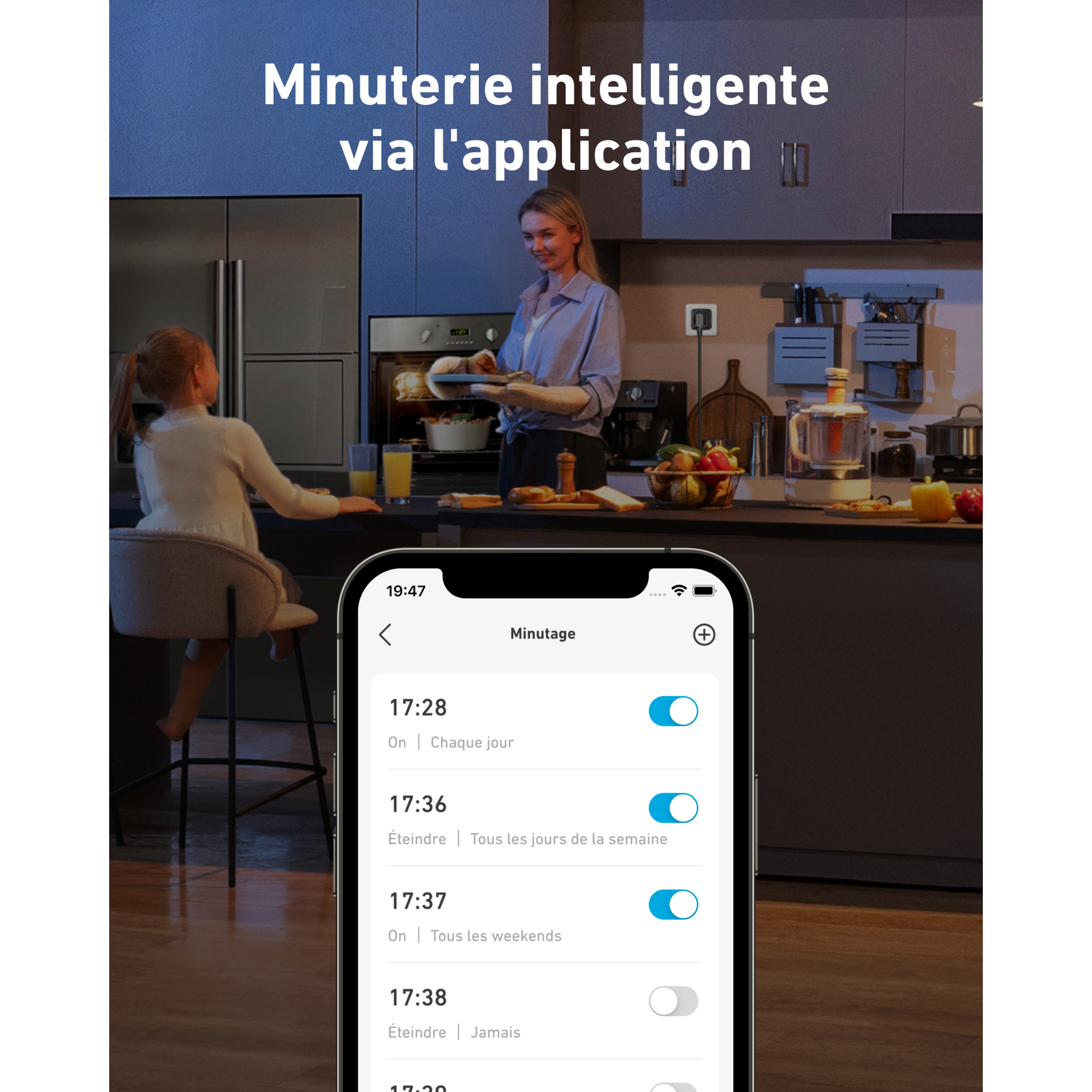 Woman and child in kitchen. Phone shows timer app. Text: 'Minuterie intelligente via l'application'.