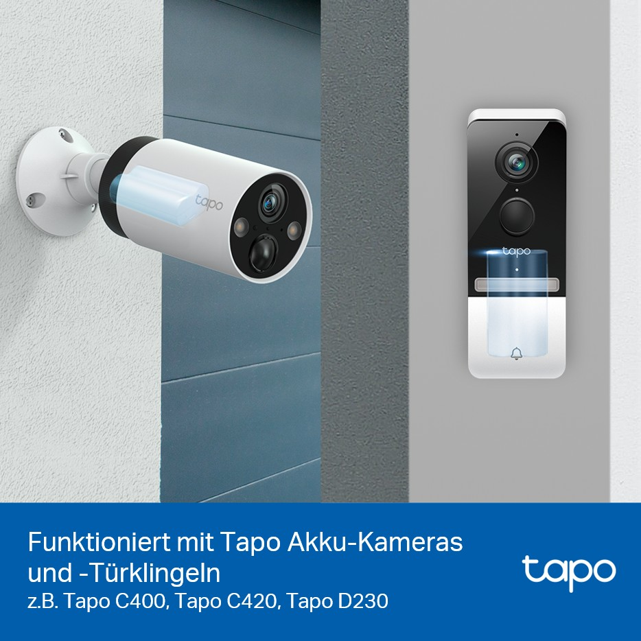 Weiße Tapo-Kamera und Türklingel. Kamera an der Wand, Türklingel rechts. Text: Funktioniert mit Tapo-Akkukameras und -Türklingeln.