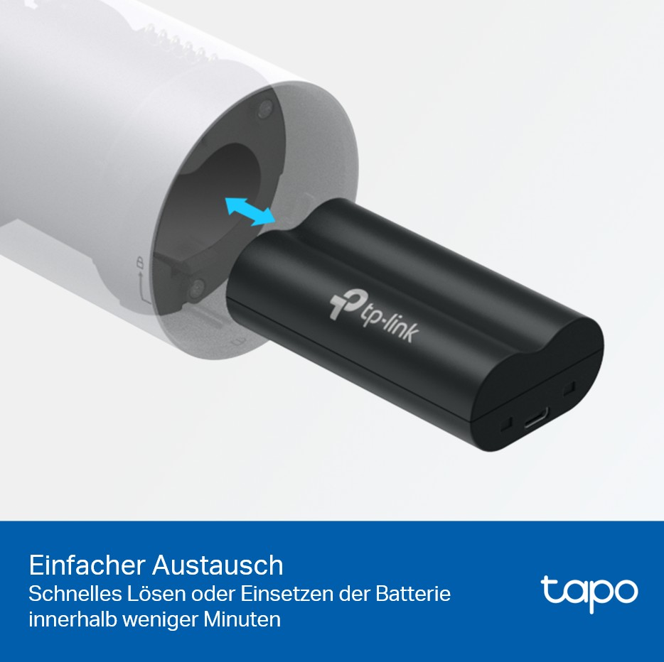 Schwarzer Akku wird in ein weißes Gerät eingesetzt. Pfeil zeigt die Einfügerichtung an. tp-link Logo ist sichtbar.