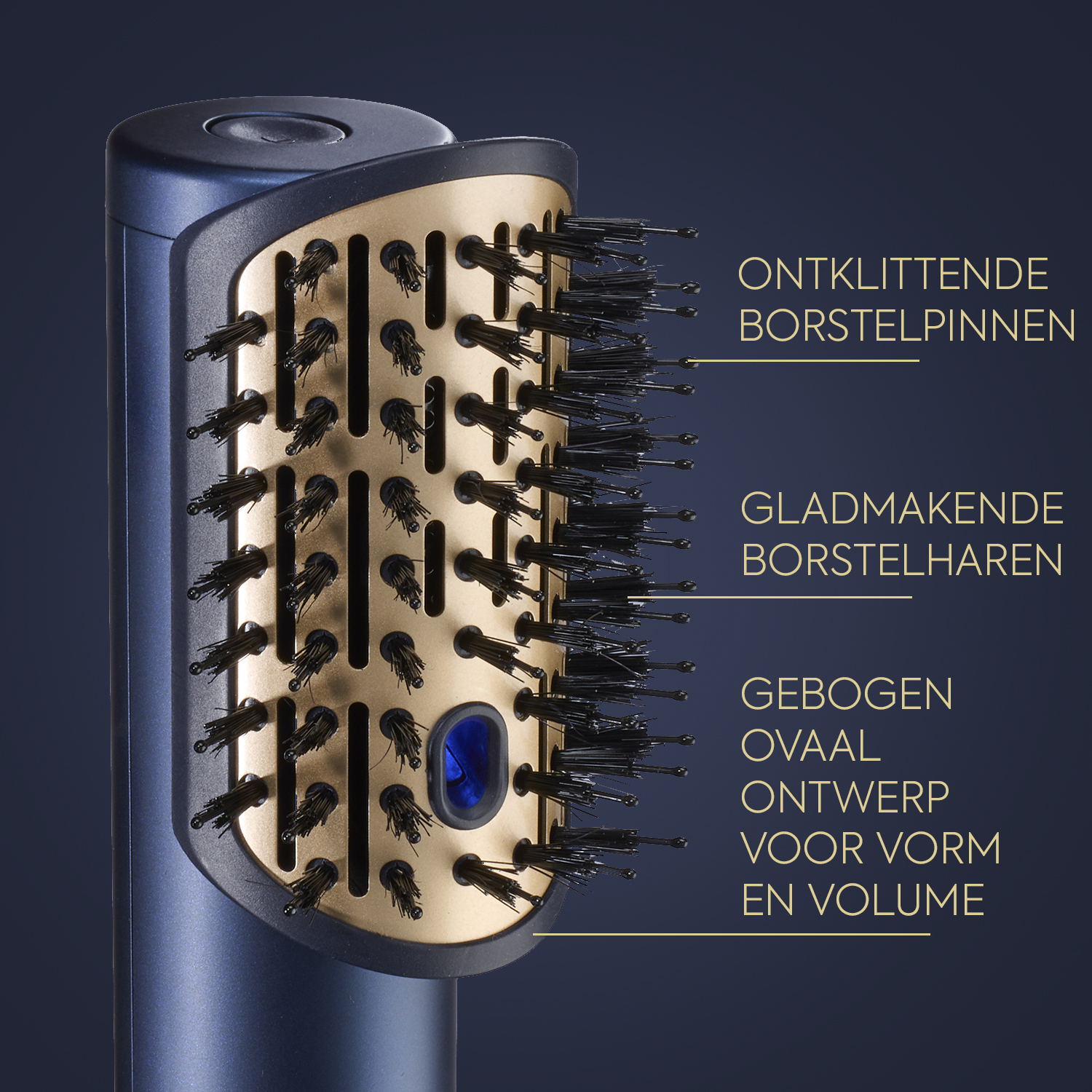 Haarstylingborstel detail. Blauwe handgreep, gouden kop met borstelharen. Tekst: ontwarrende pennen, gladmakende borstelharen, gebogen ontwerp.