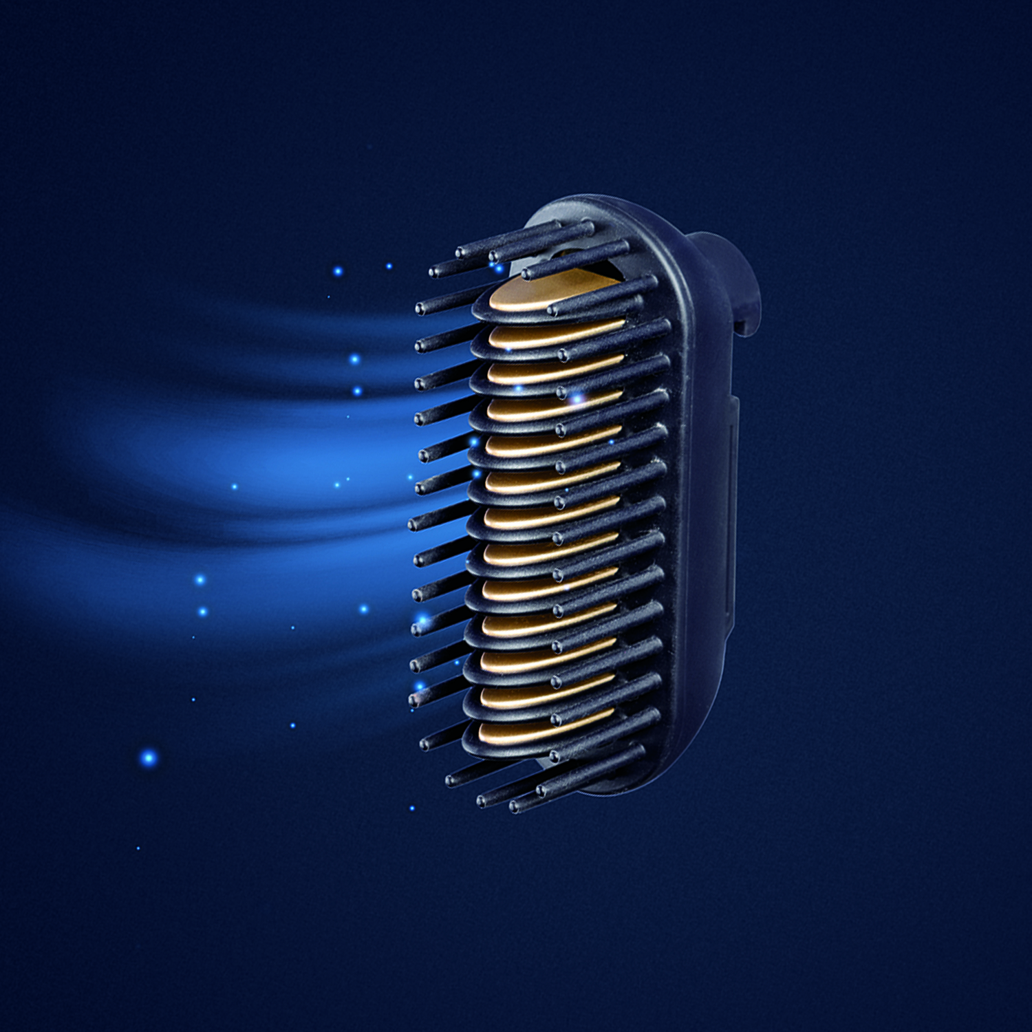Close-up van een zwart haarstylingtool met gouden elementen, die blauwe deeltjes uitstraalt op een donkerblauwe achtergrond.