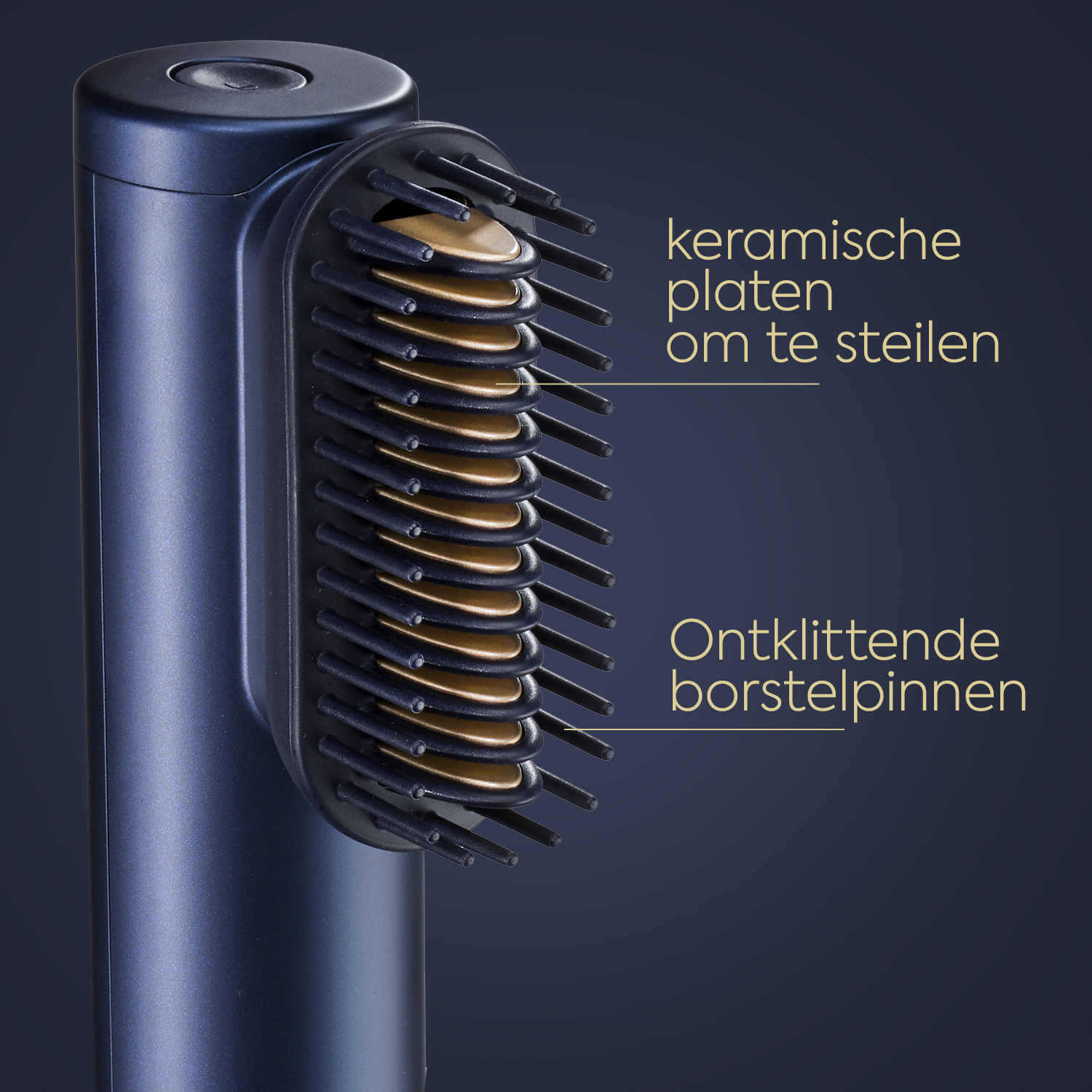 Close-up van een blauwe haarstylingtool. Het heeft keramische platen en ontwarrende borstelspelden, op een donkerblauwe achtergrond.