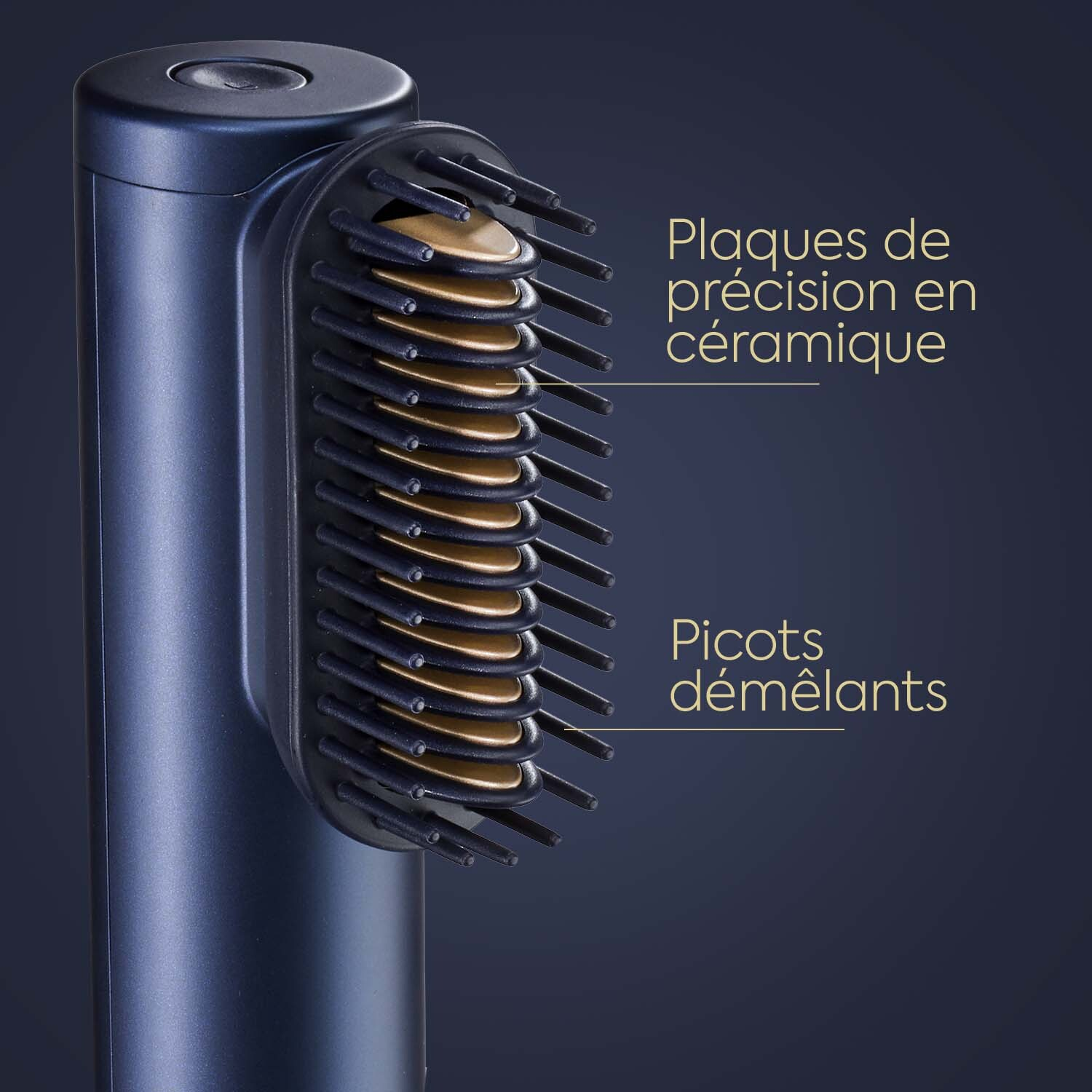 Gros plan sur une brosse à cheveux bleue. Plaques en céramique et picots démêlants sont visibles. Fond bleu foncé.