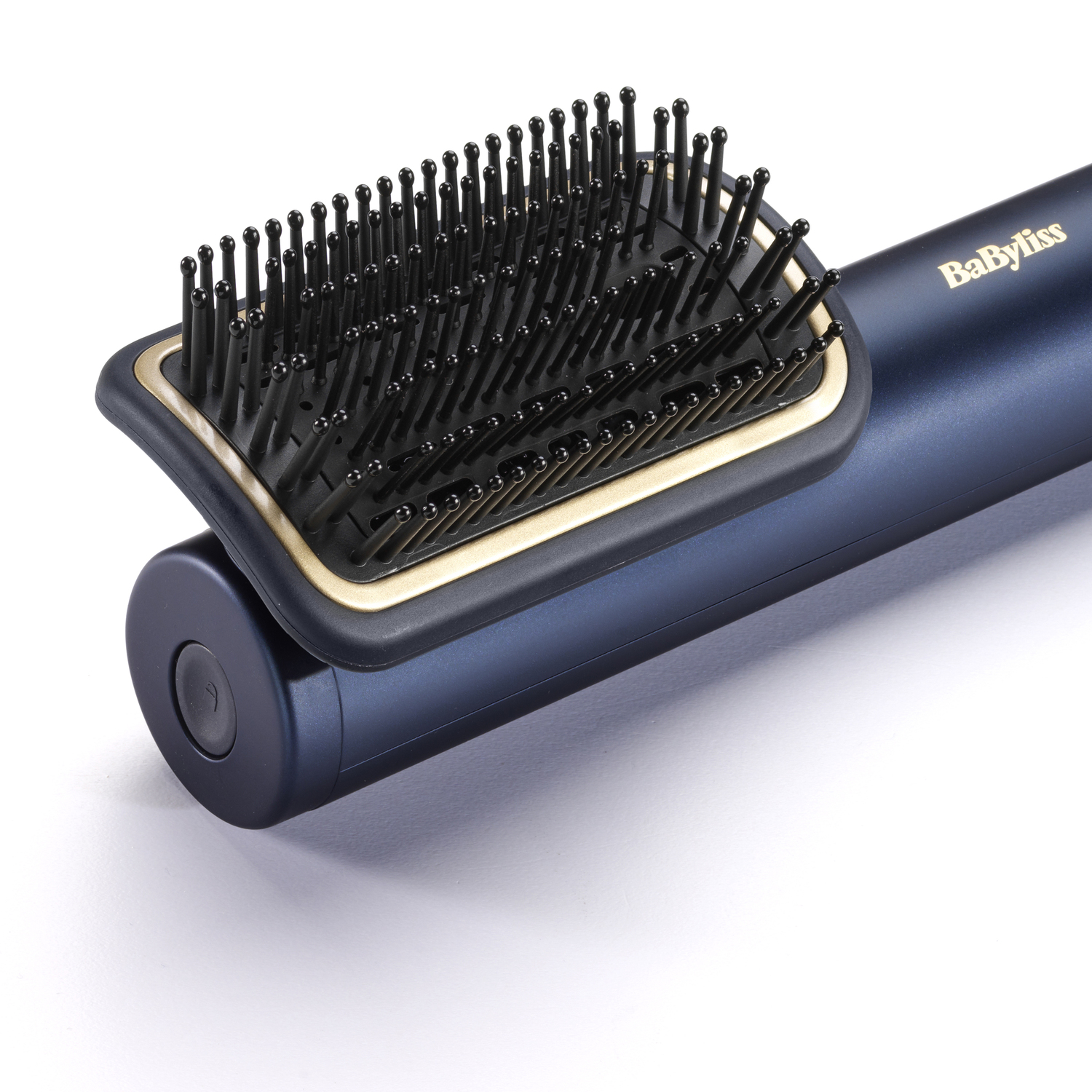 Een blauw en goudkleurige BaByliss haarborstel. Het heeft zwarte borstelharen en een ronde knop op de basis. Witte achtergrond.