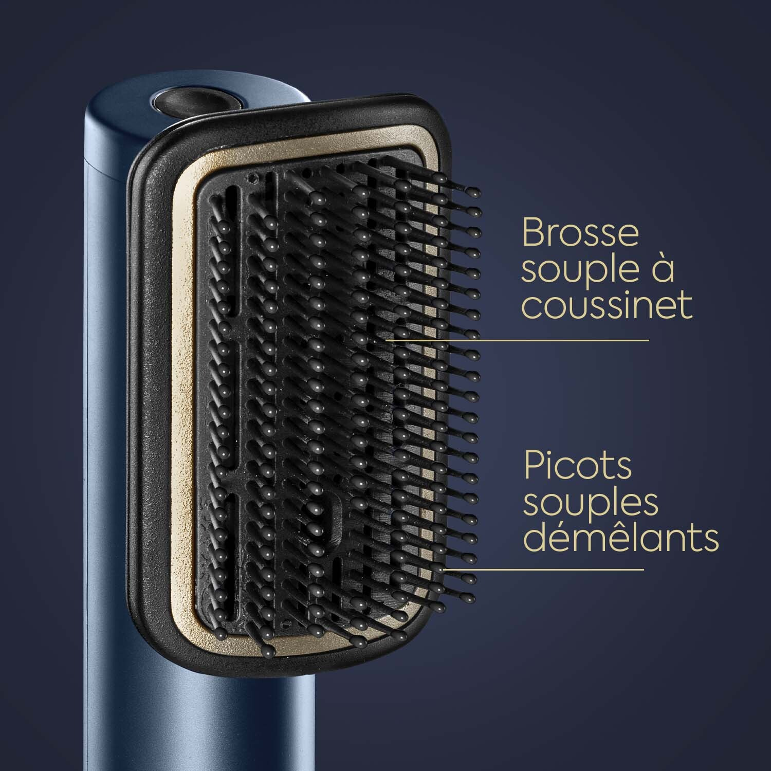 Gros plan sur une brosse à cheveux bleue et noire. La brosse a des poils souples et est conçue pour démêler. Garniture dorée.